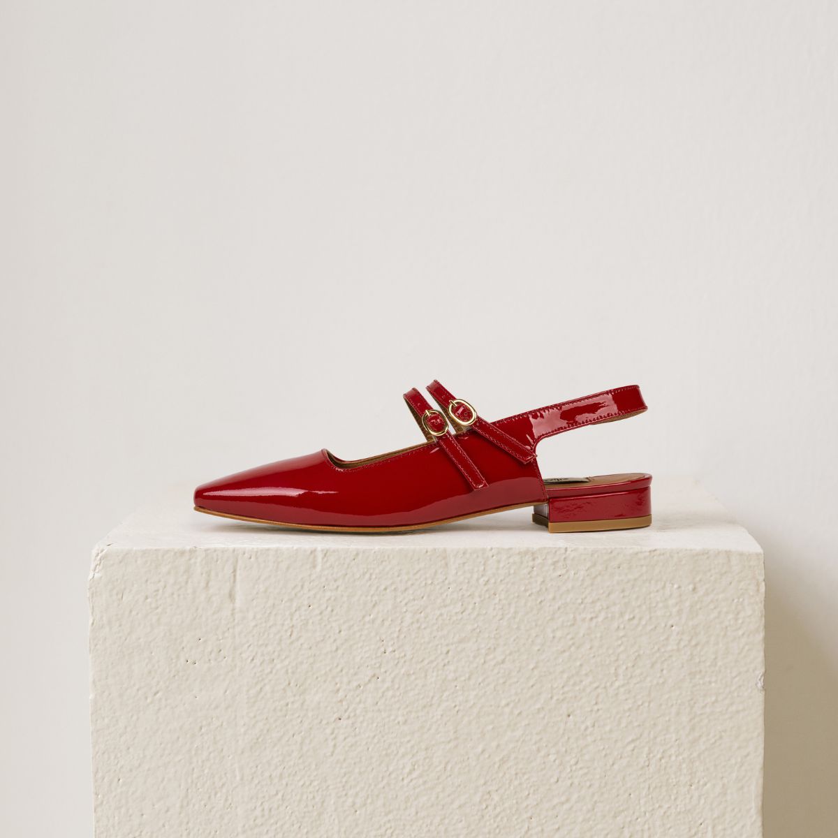 Sapatos rasos em verniz de senhora