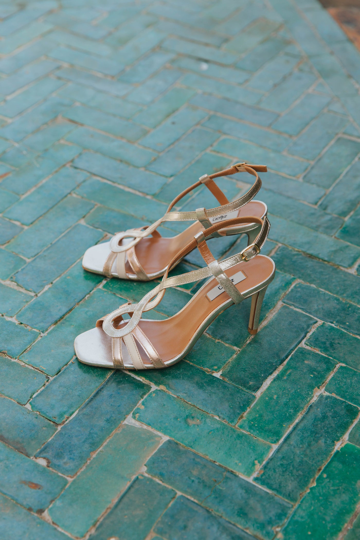 Sandalias de cerimonia douradas confortáveis