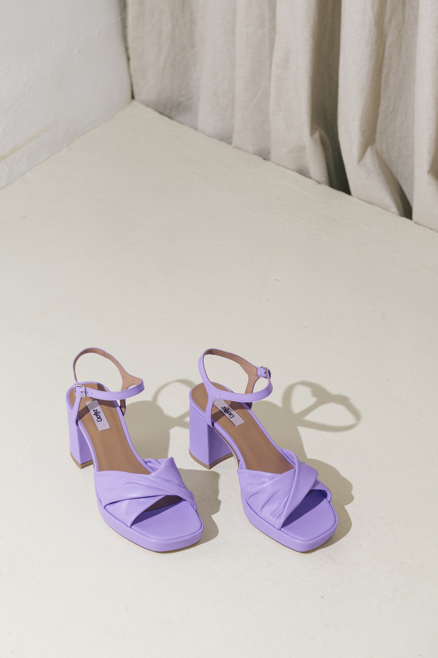 Sandálias de senhora compensadas em pele