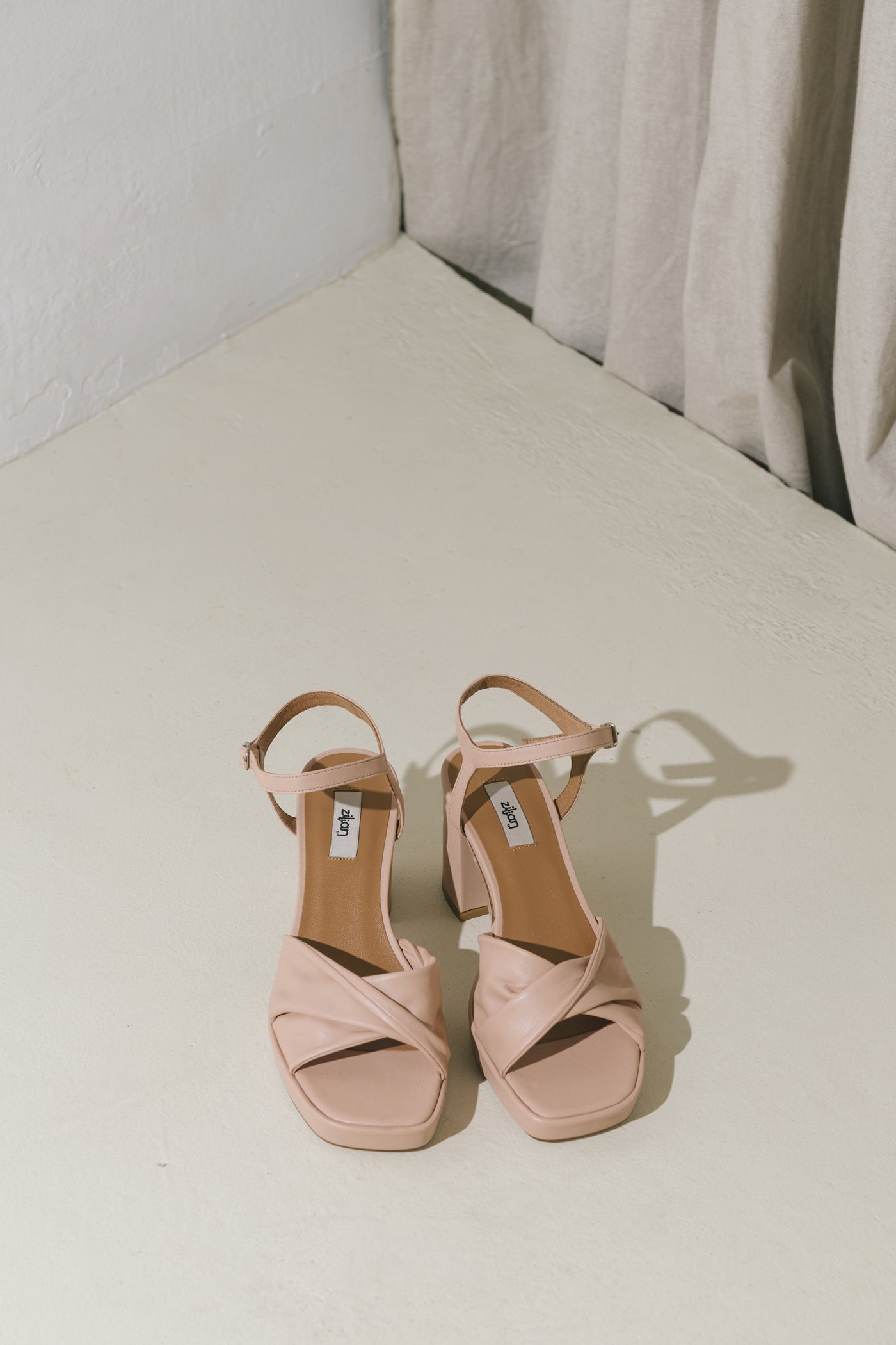 Sandálias de senhora compensadas em pele