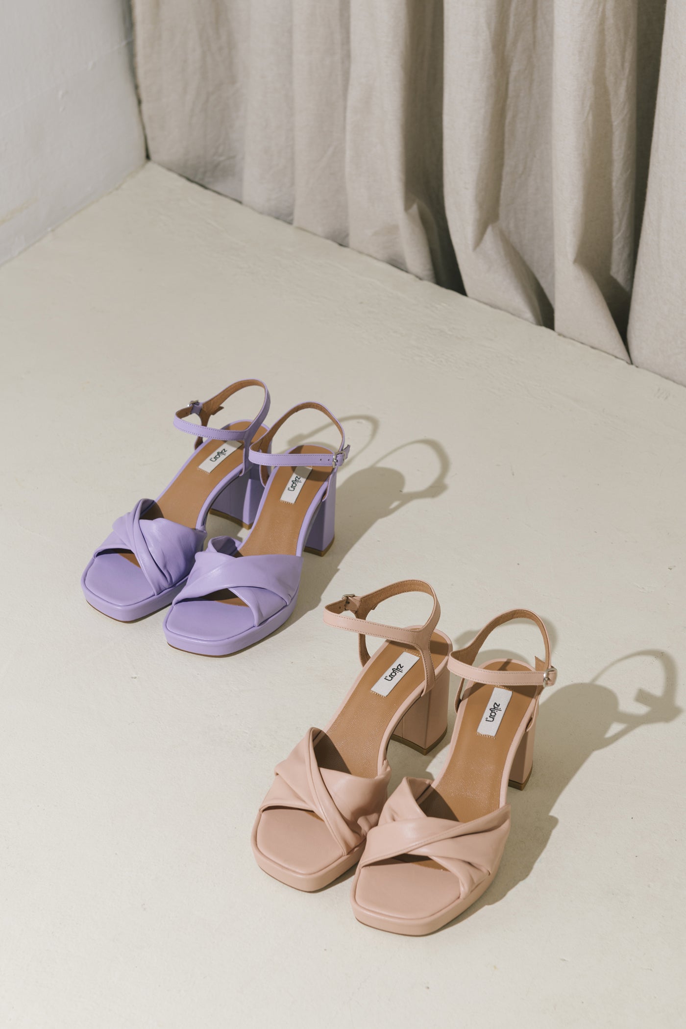 Sandálias de senhora compensadas em pele