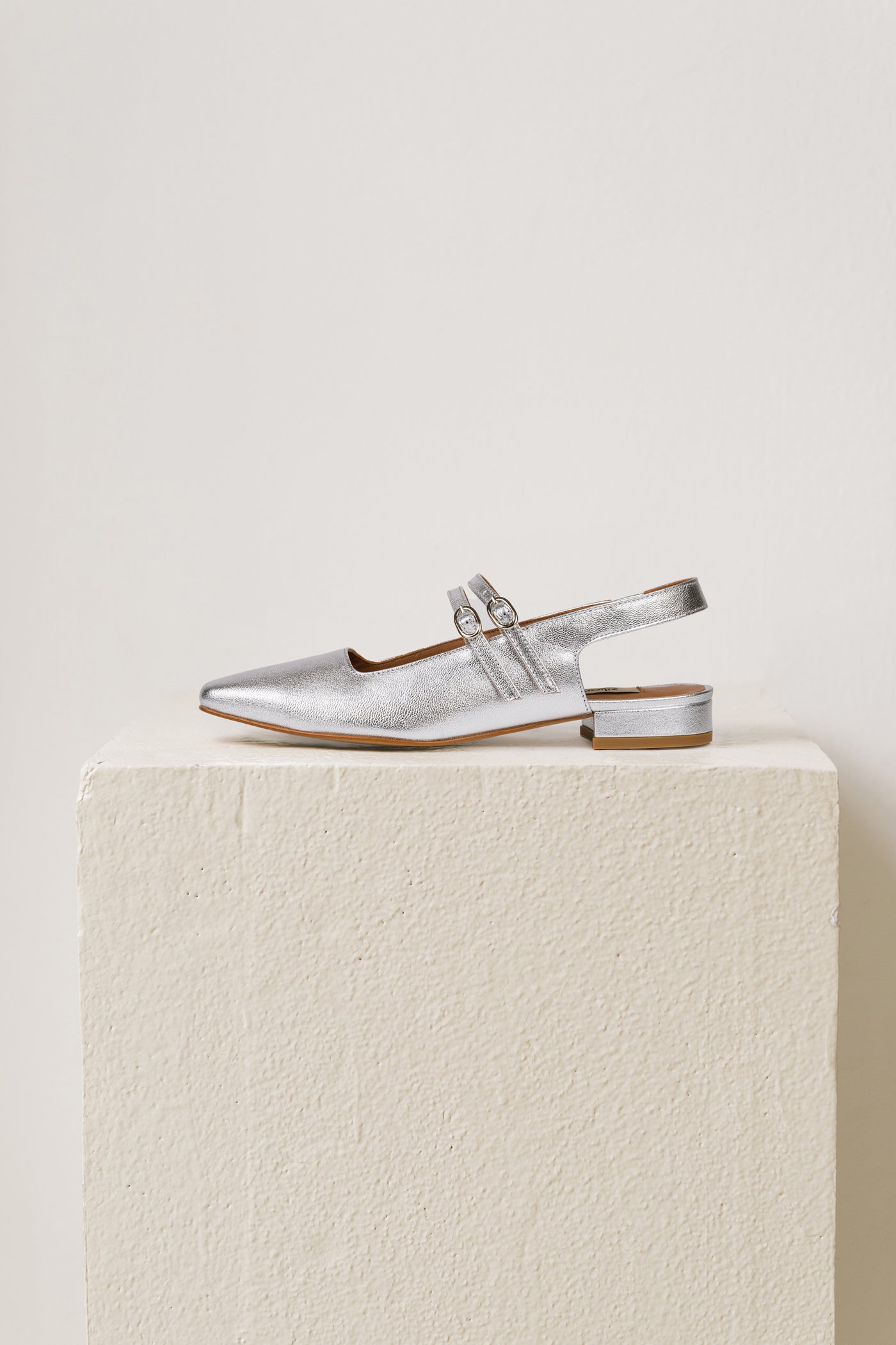 Slingbacks rasos de senhora em pele metalizada prata, estilo mary jane