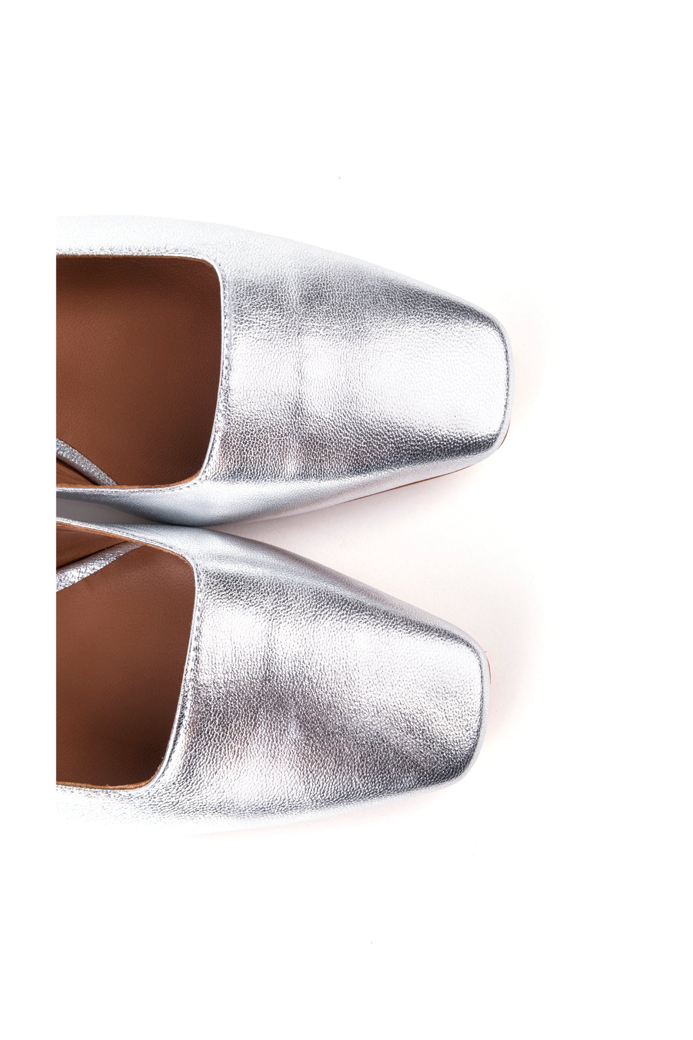 Slingbacks rasos de senhora em pele metalizada prata, estilo mary jane