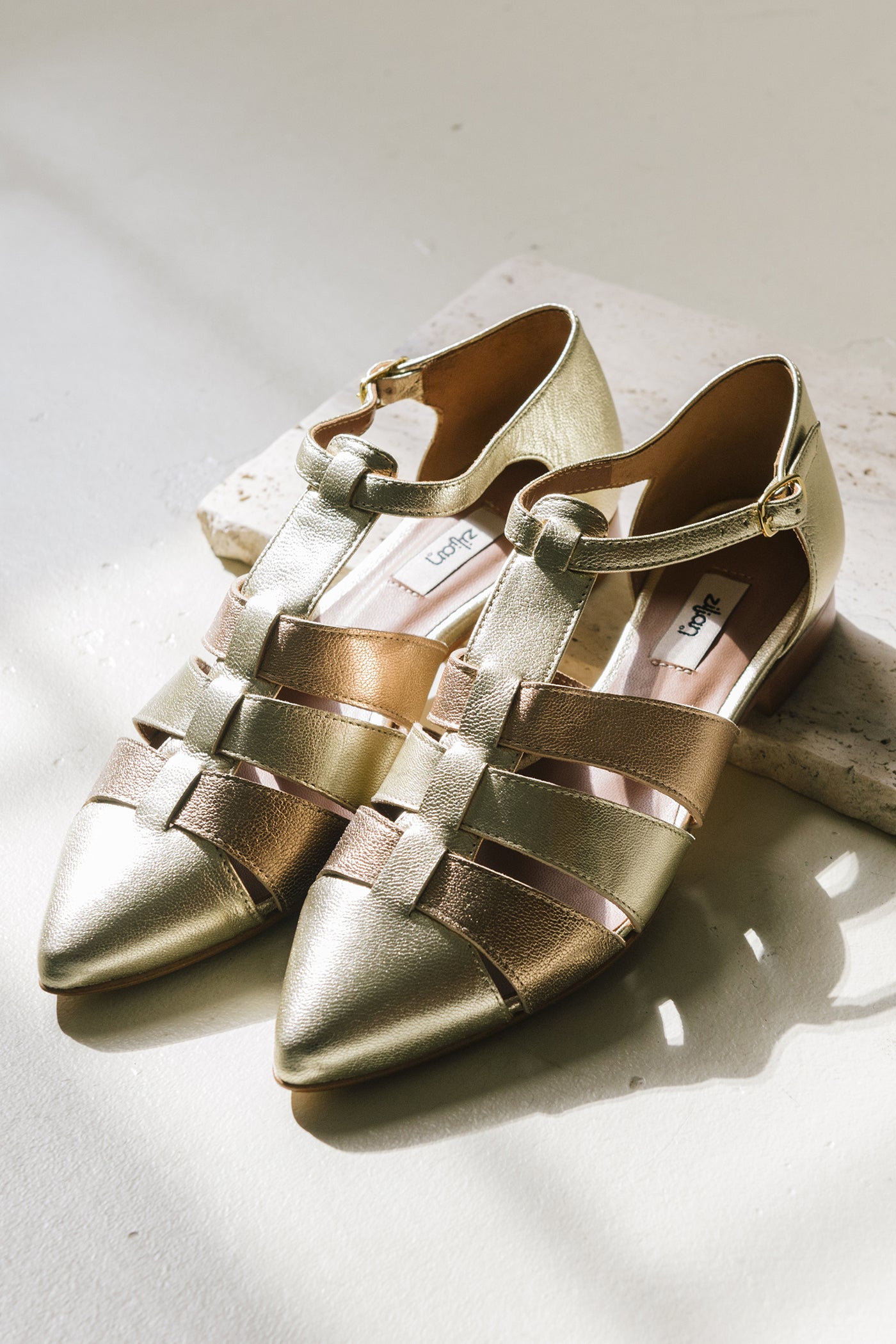 Sapatos rasos abertos em pele metalizada prata