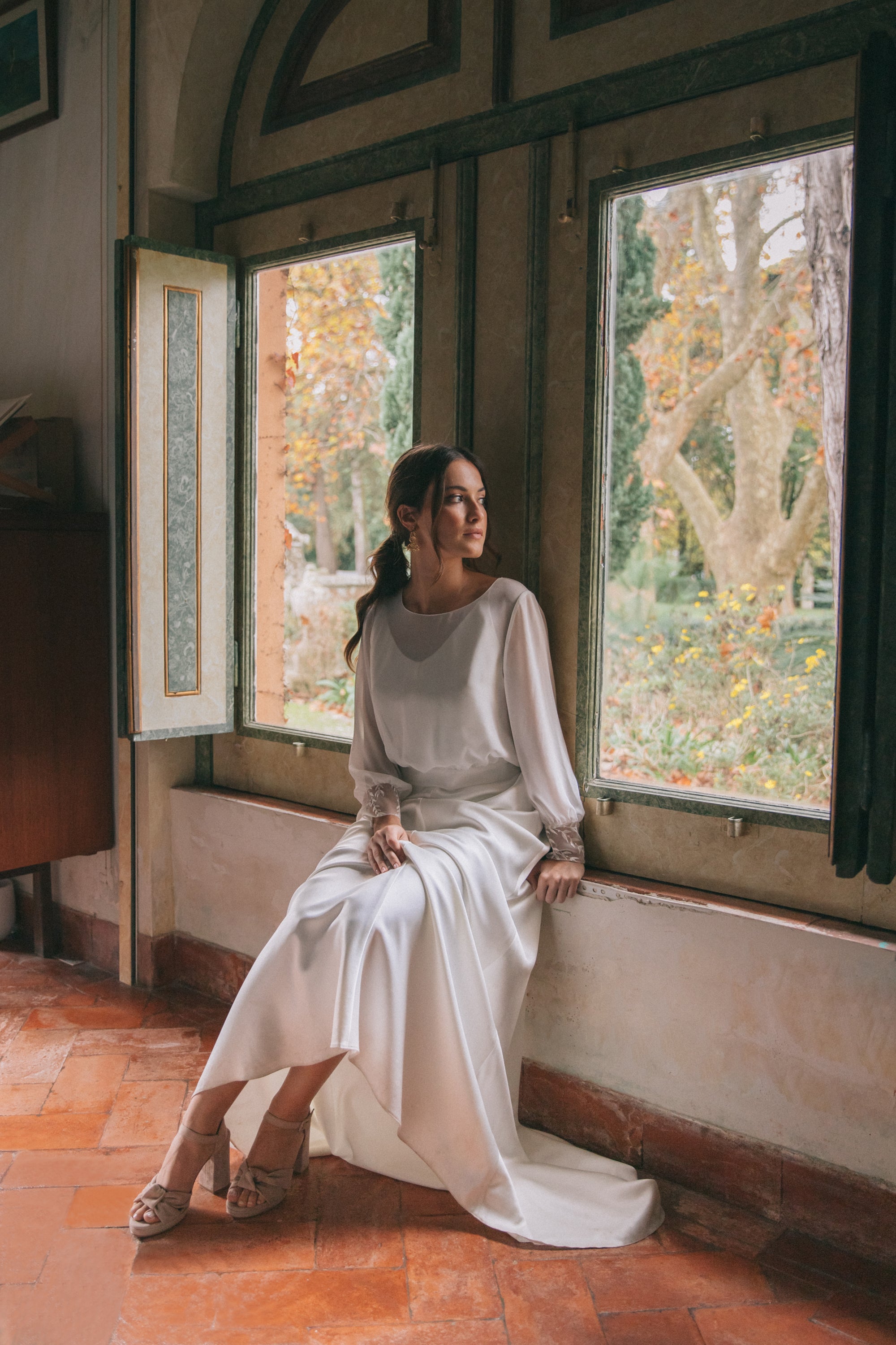 Sandálias de noiva de salto alto compensado 9 cm com detalhe de nó em camurça