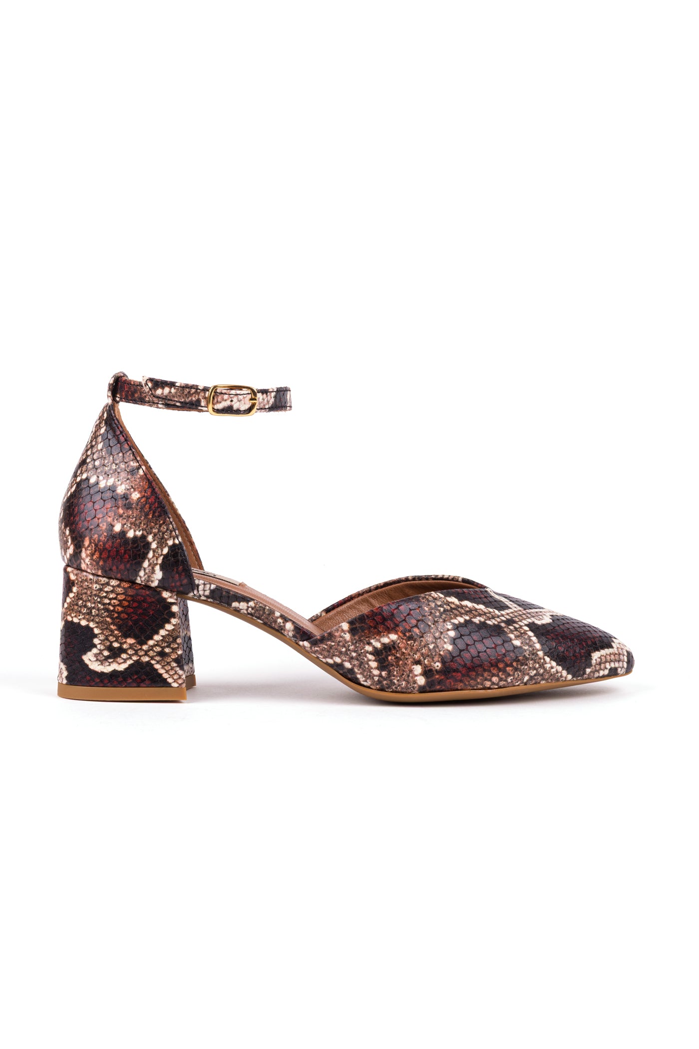 Sapatos de salto alto em pele gravada cobra