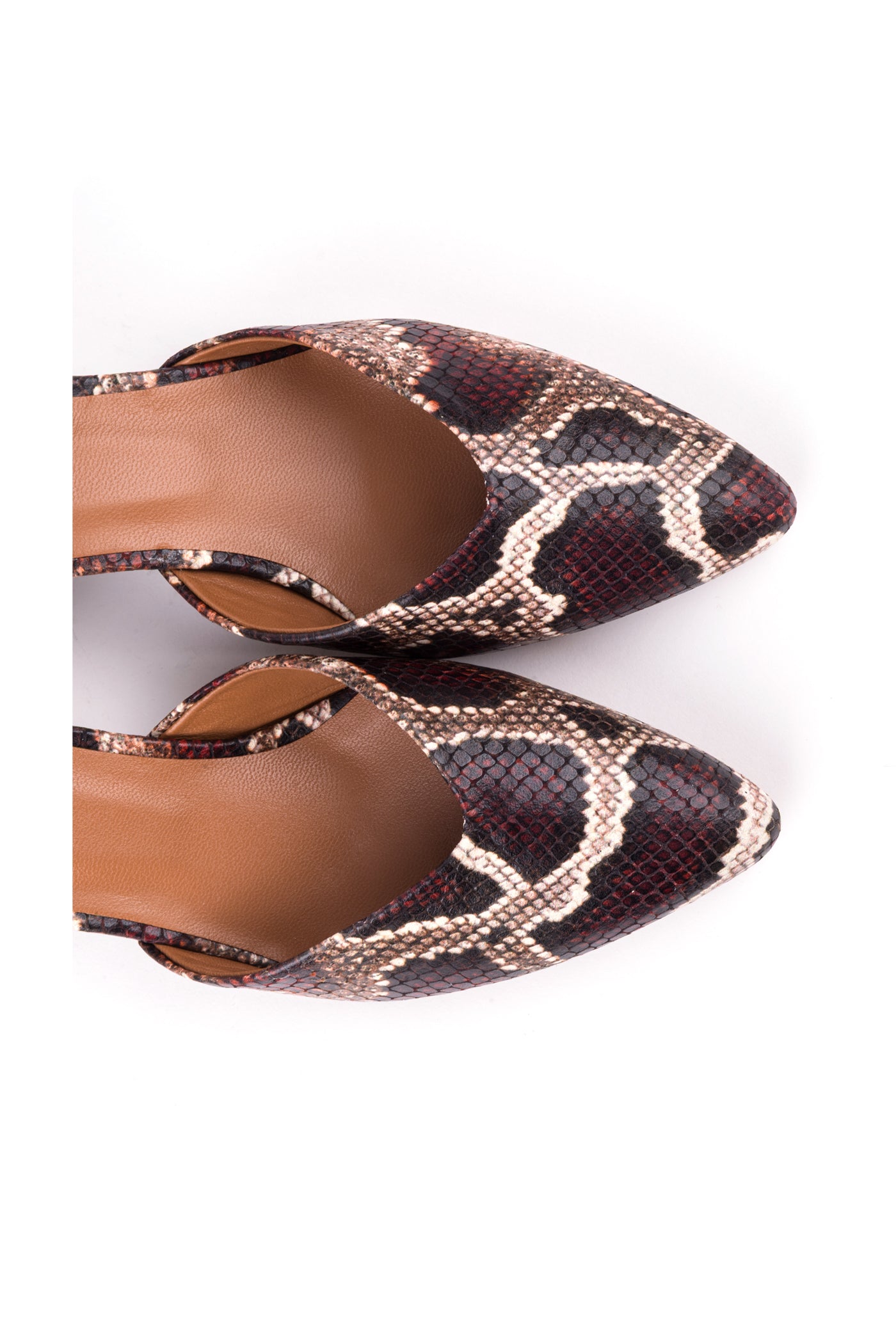 Sapatos de salto alto em pele gravada cobra