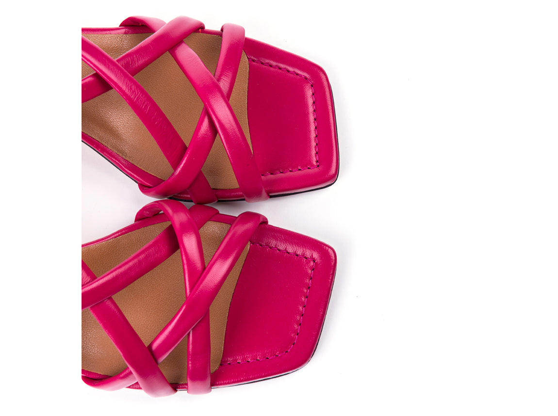 Sandálias de salto com tiras decorativas em