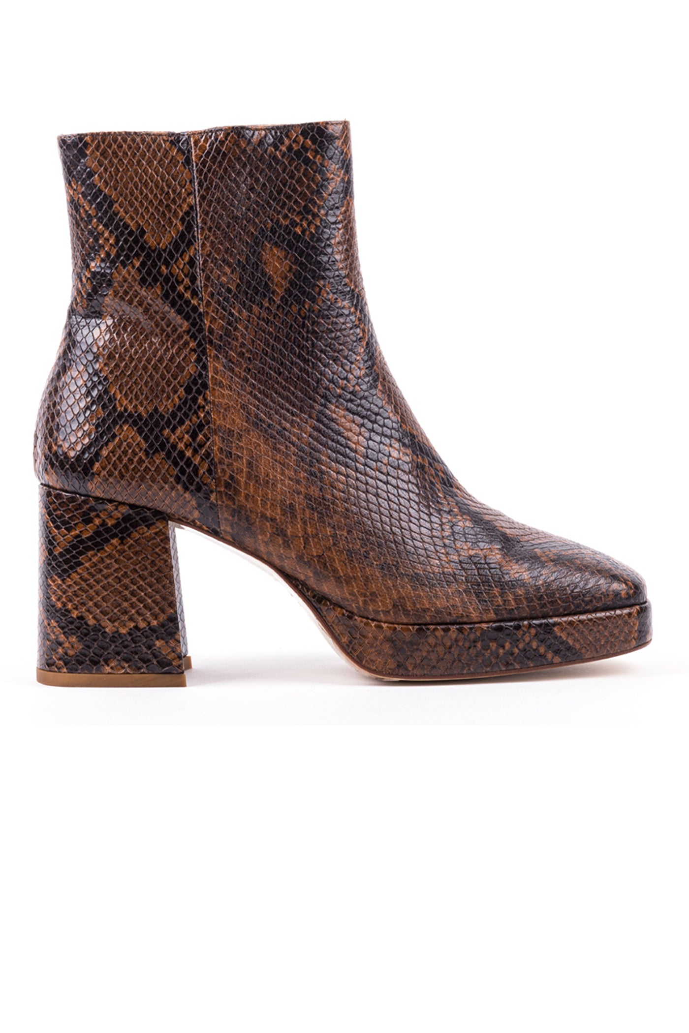 Botins de salto alto em