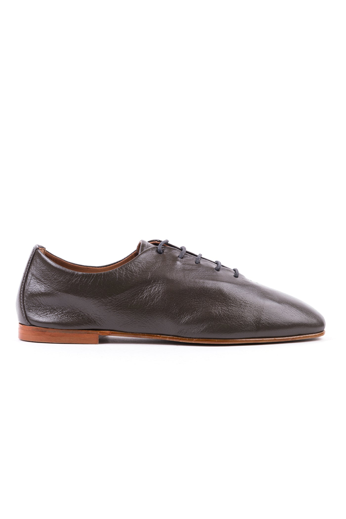 Sapatos rasos com atacadores em