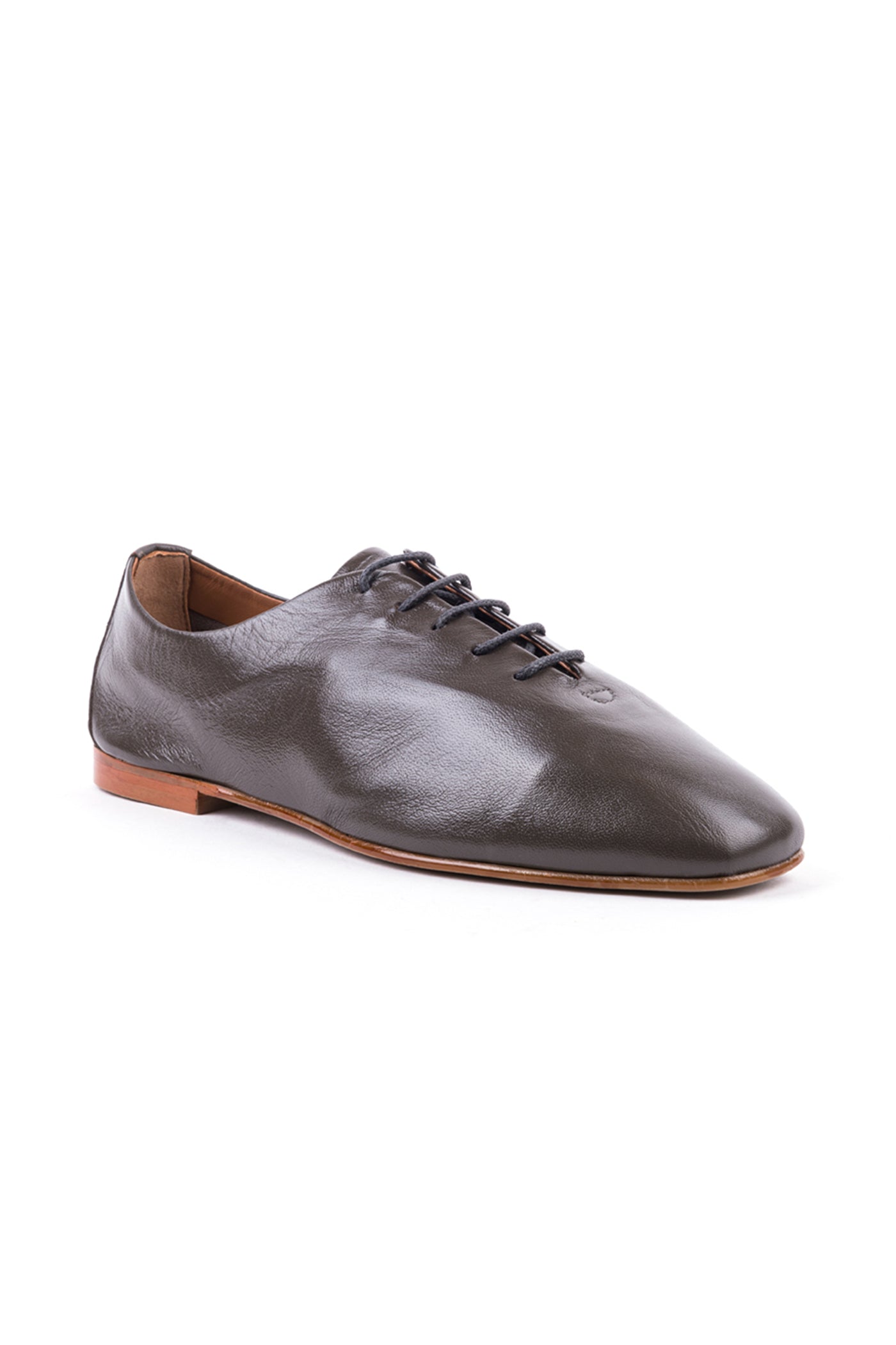 Sapatos rasos com atacadores em