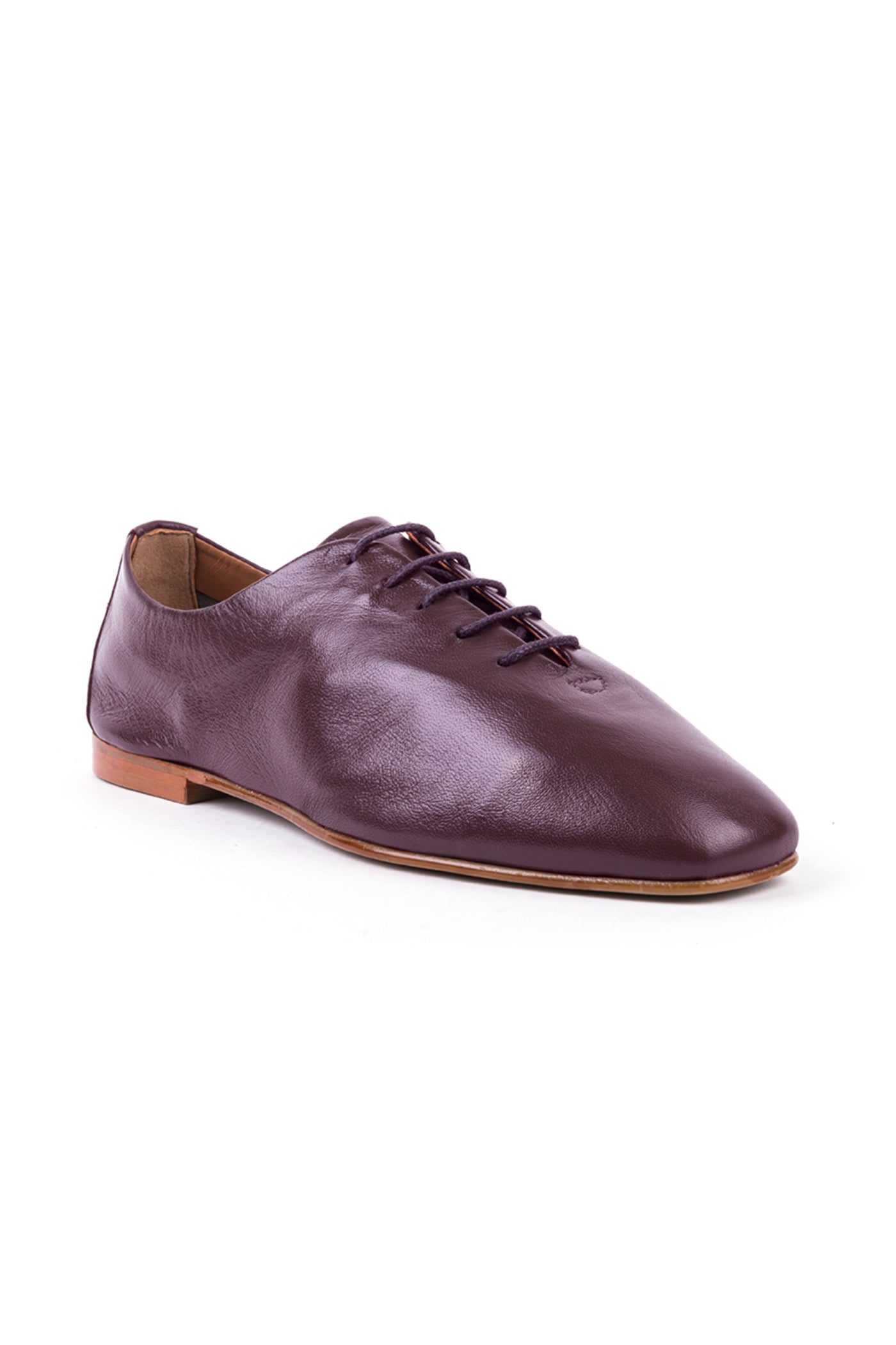 Sapatos rasos com atacadores em