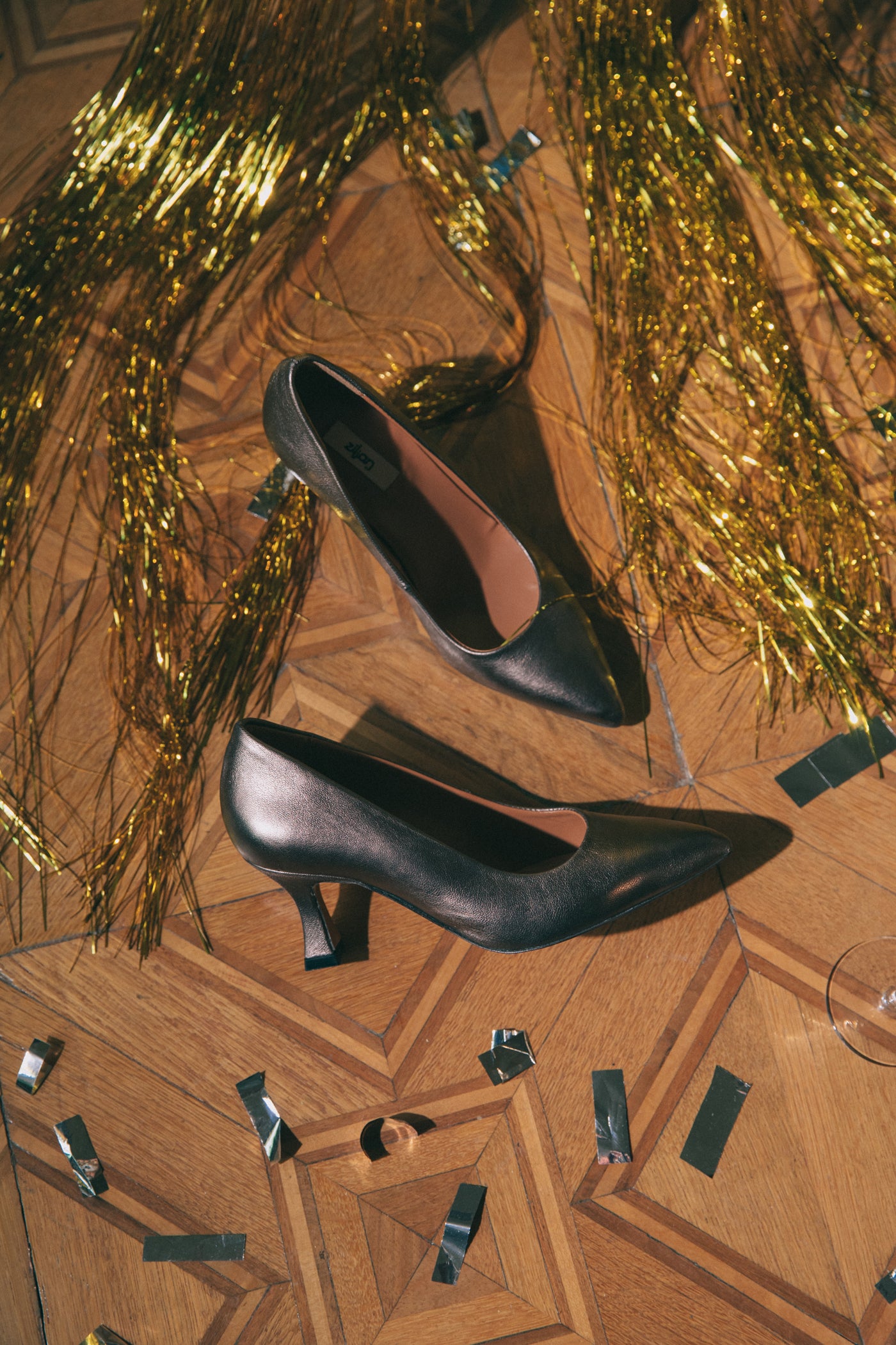 Sapatos de salto médio em