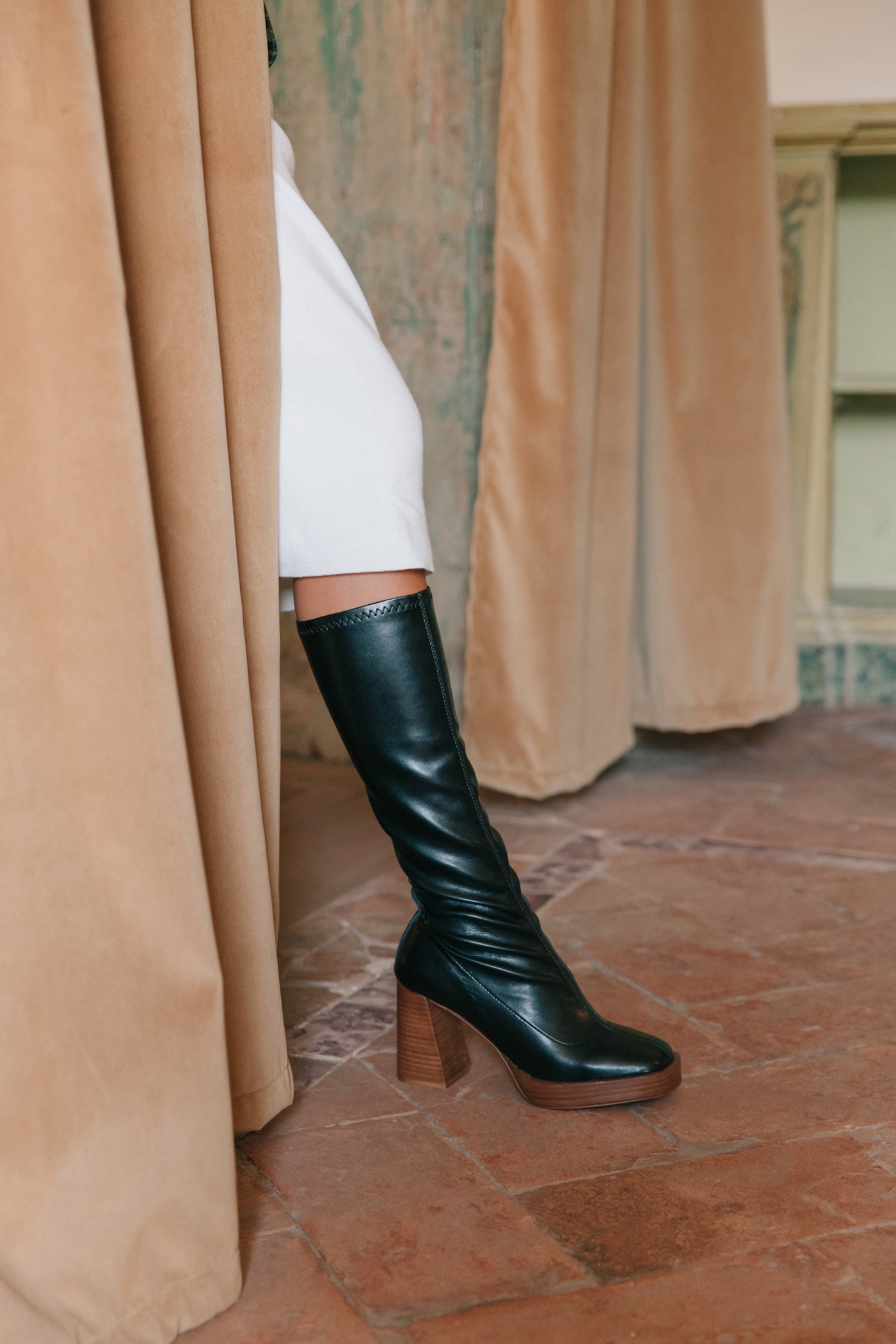 Botas de salto alto de cano justo em