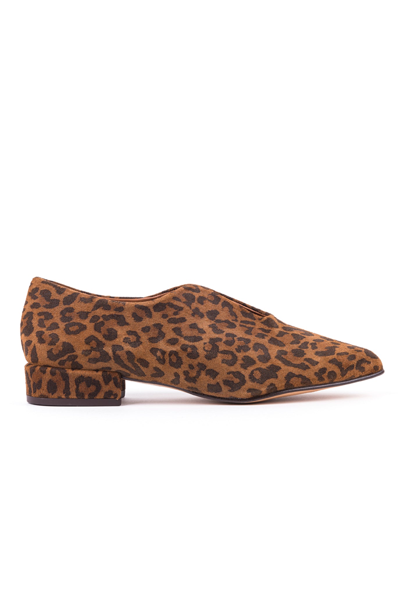 Sapatos rasos padrão leopardo em camurça