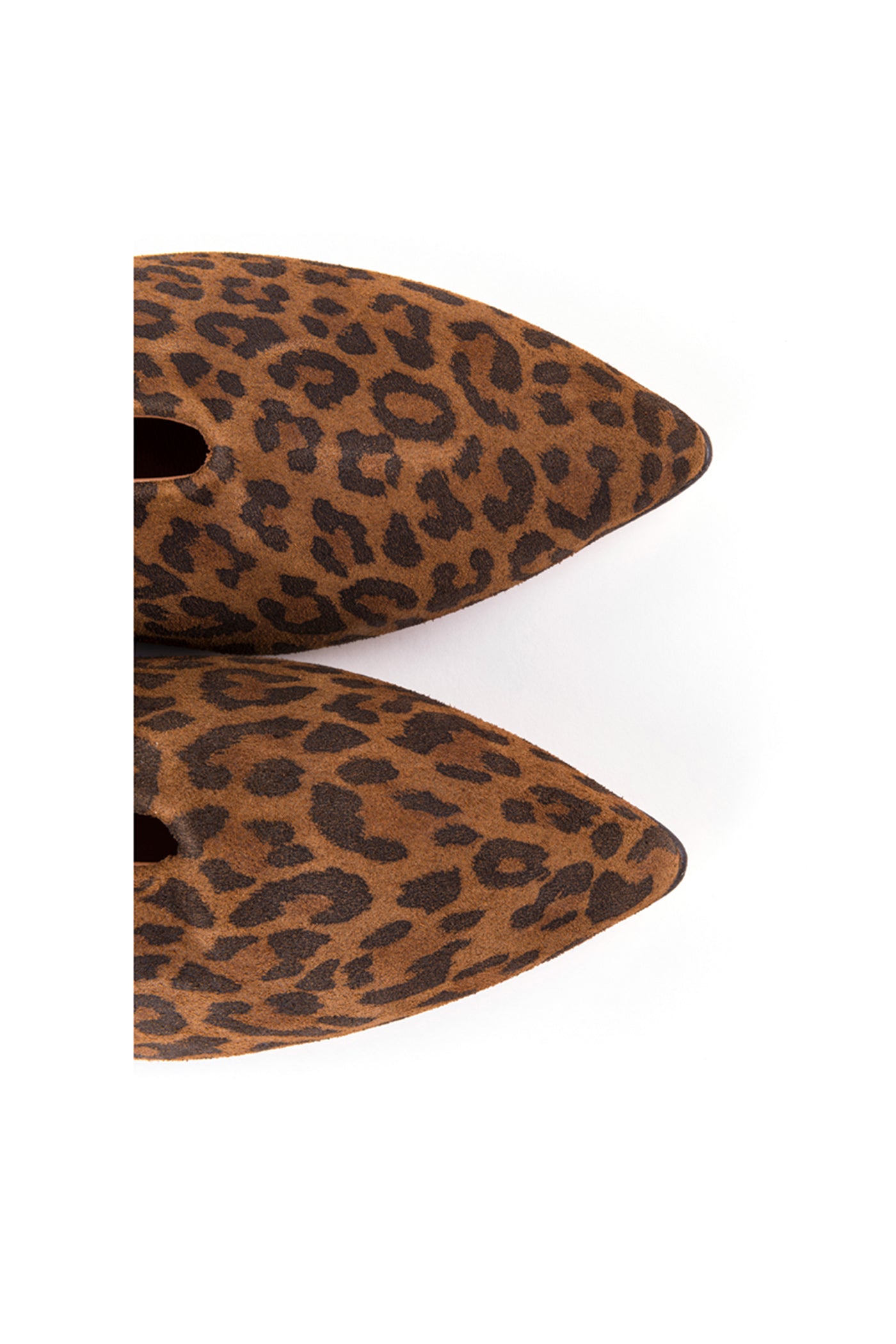 Sapatos rasos padrão leopardo em camurça