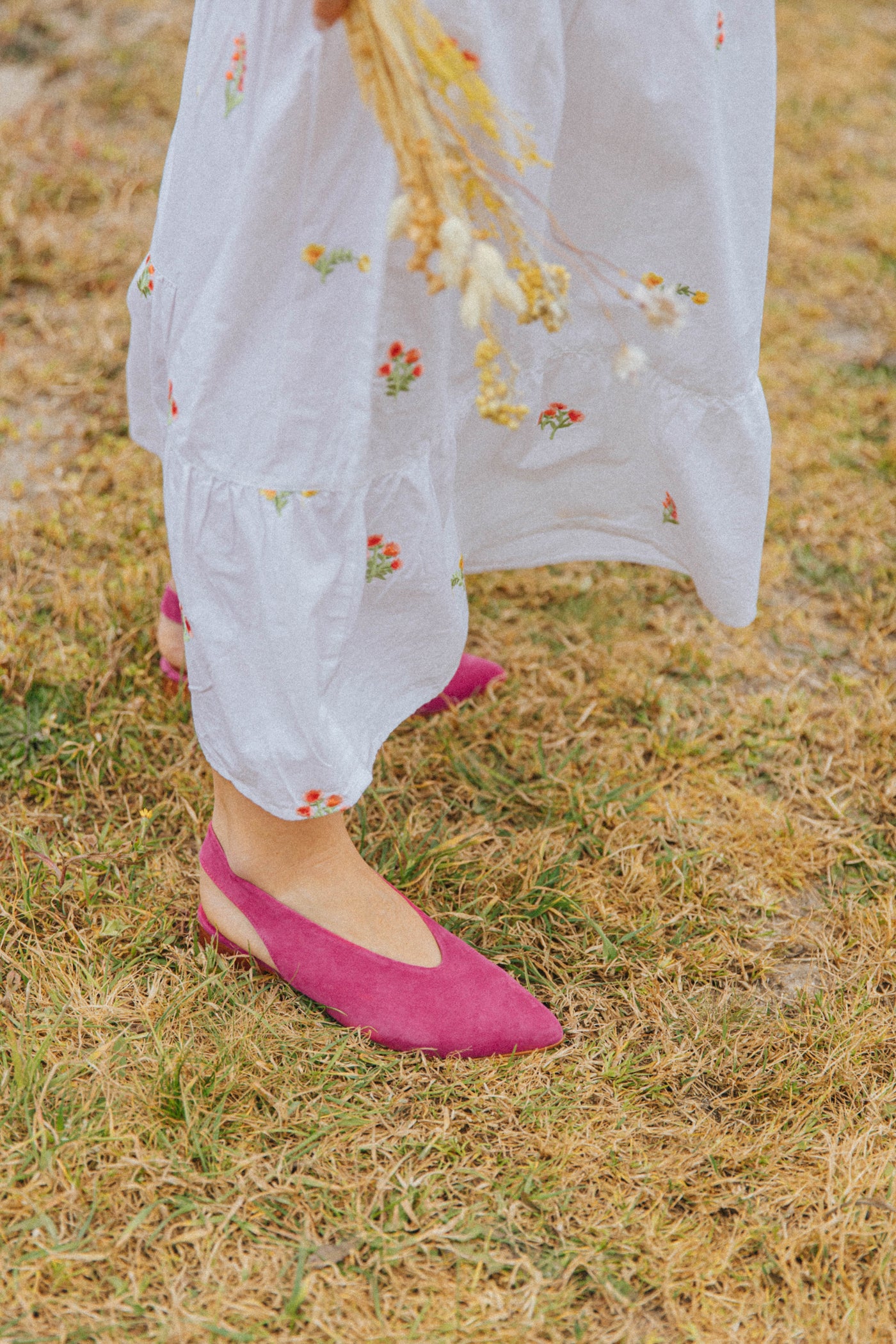 Slingbacks rasos de senhora em camurça rosa, verde e azul claro. Sapatos fechados