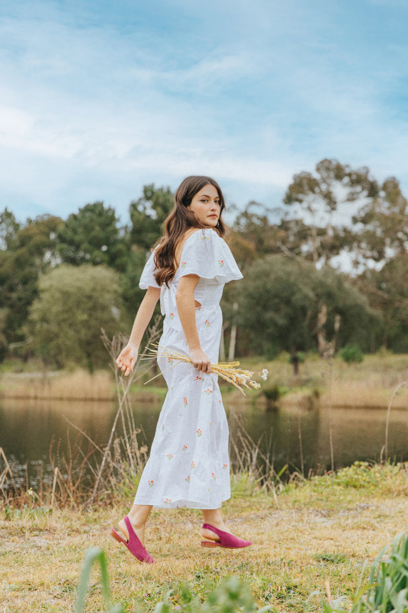 Slingbacks rasos de senhora em camurça rosa, verde e azul claro. Sapatos fechados