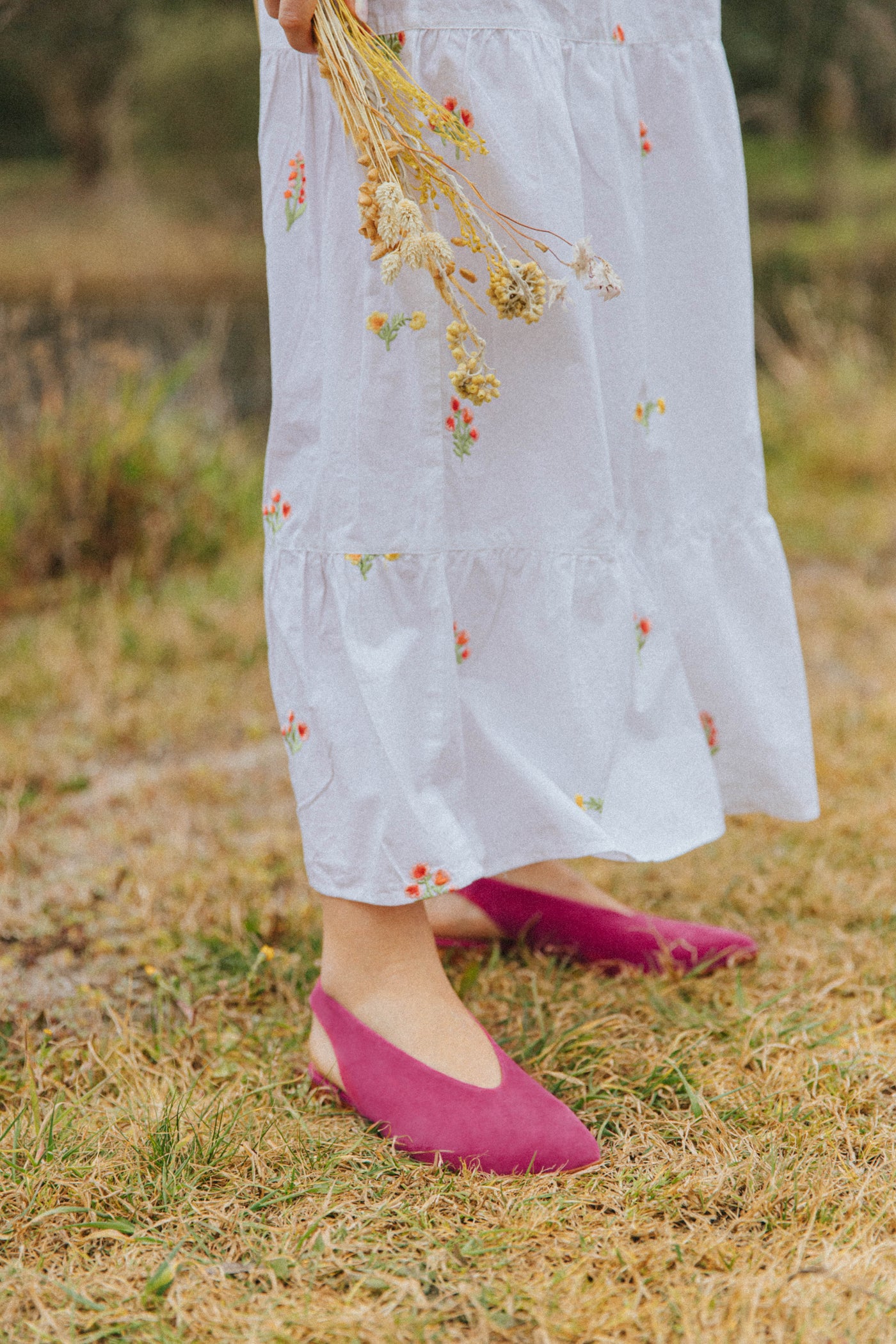 Slingbacks rasos de senhora em camurça rosa, verde e azul claro. Sapatos fechados