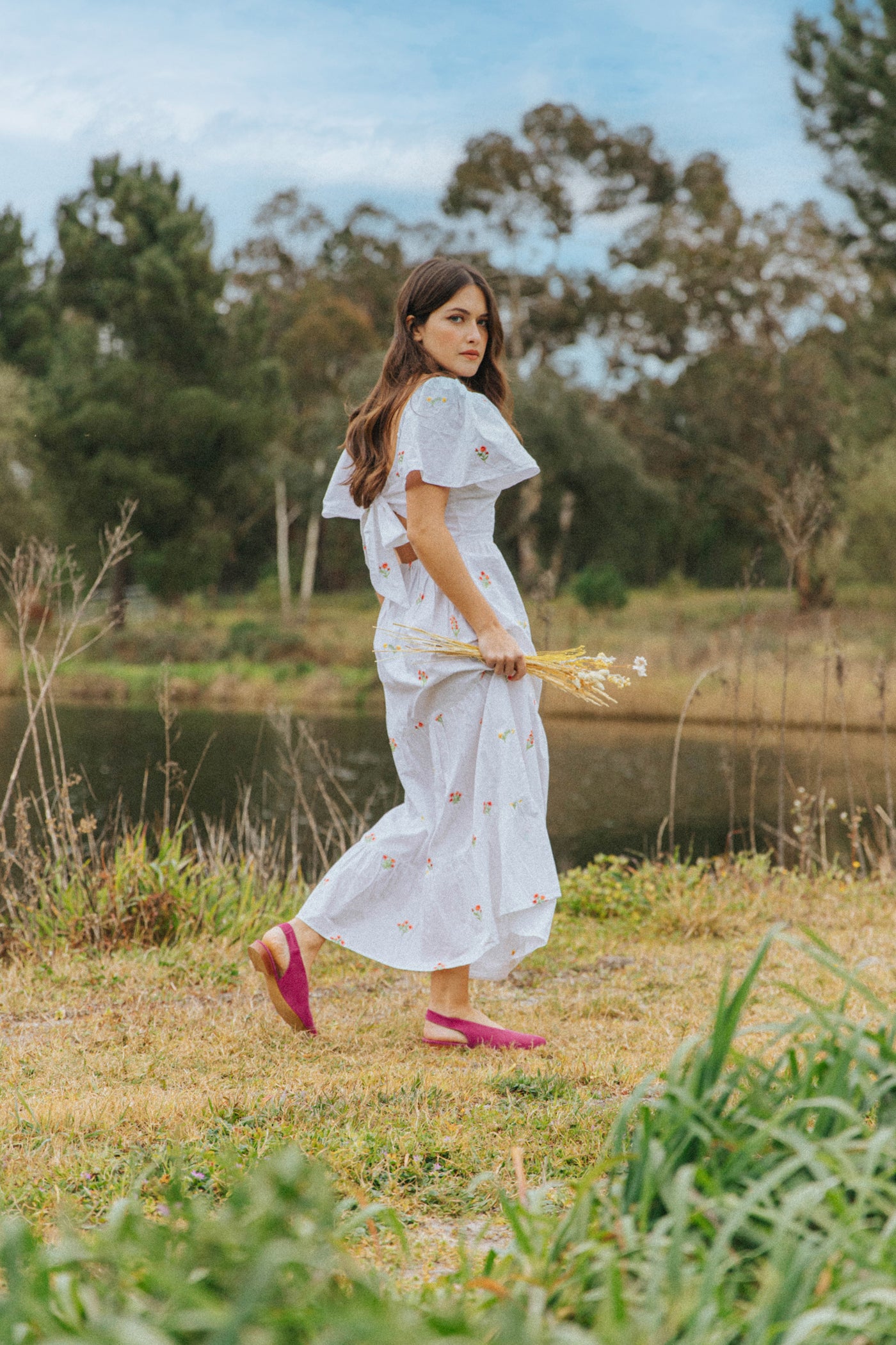 Slingbacks rasos de senhora em camurça rosa, verde e azul claro. Sapatos fechados
