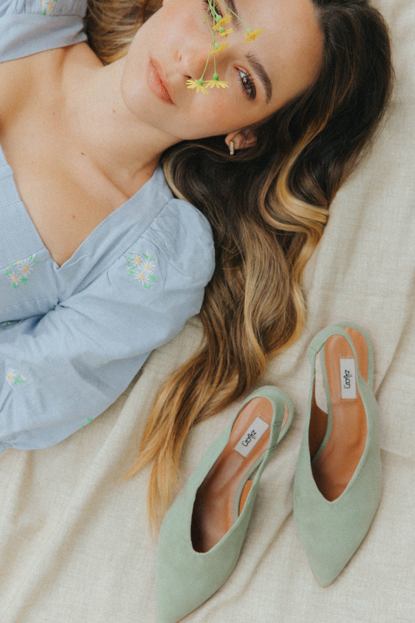 Slingbacks rasos de senhora em camurça rosa, verde e azul claro. Sapatos fechados