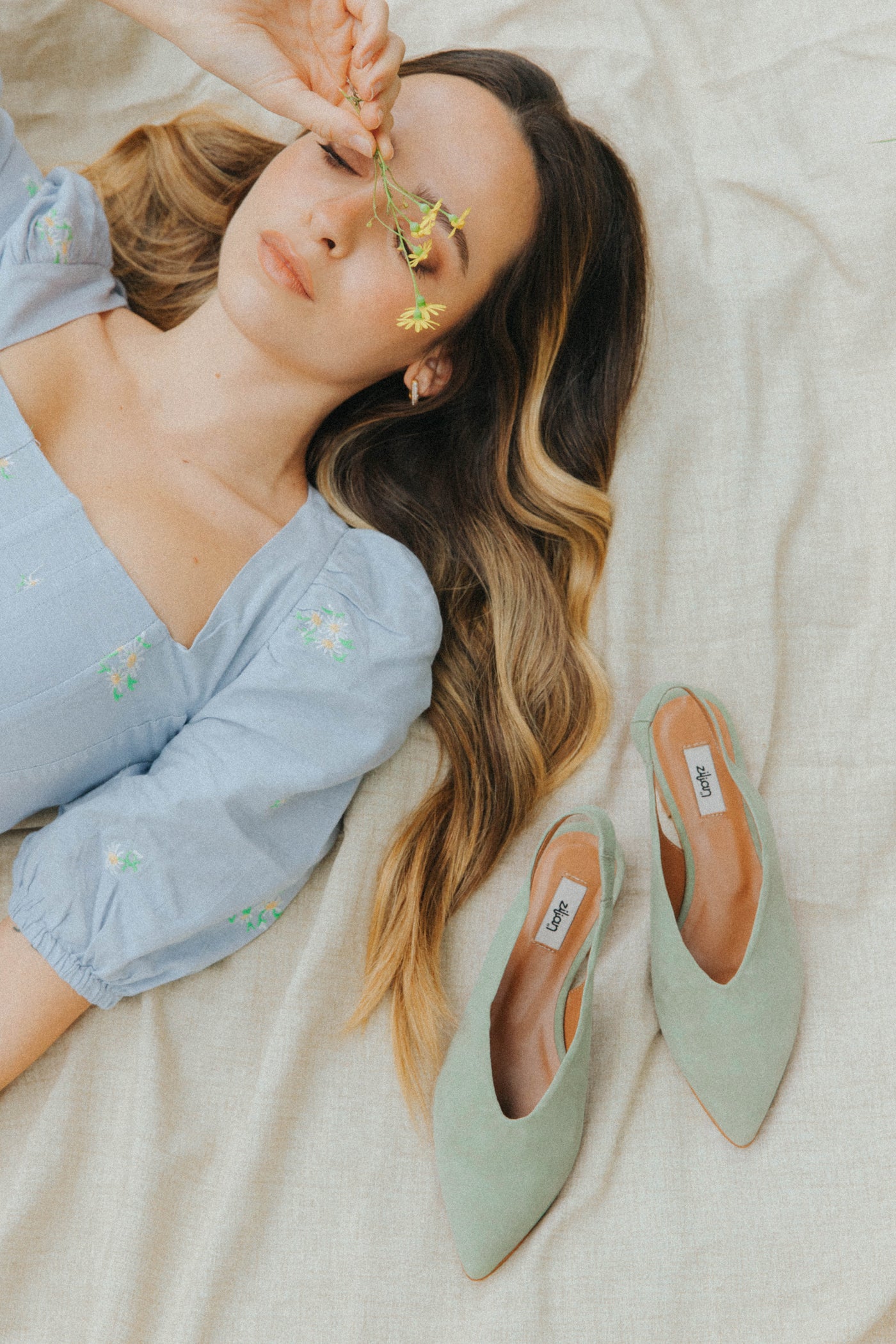 Slingbacks rasos de senhora em camurça rosa, verde e azul claro. Sapatos fechados