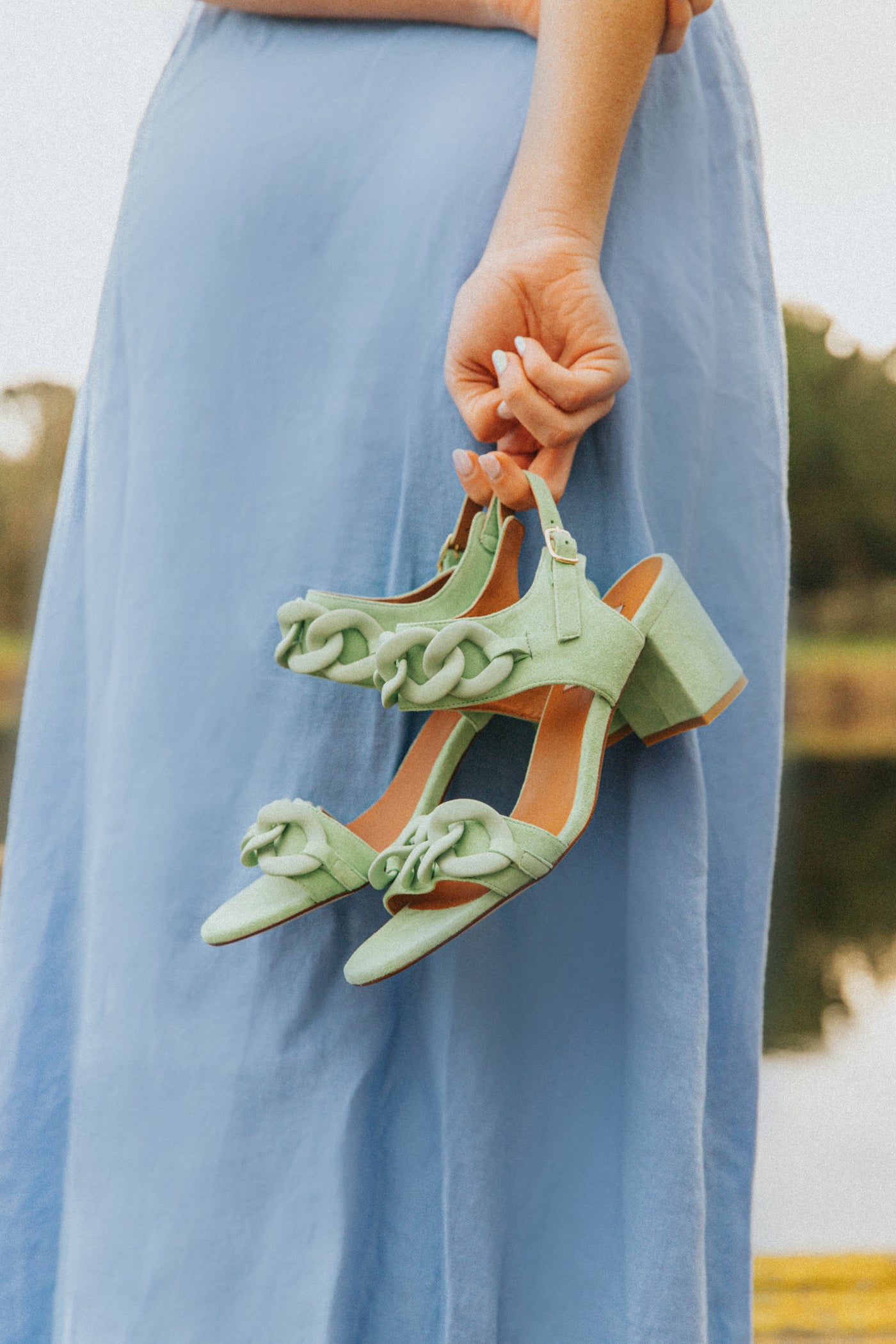 Sandálias de senhora com salto médio em tons pastel, verde, toupeira e azul