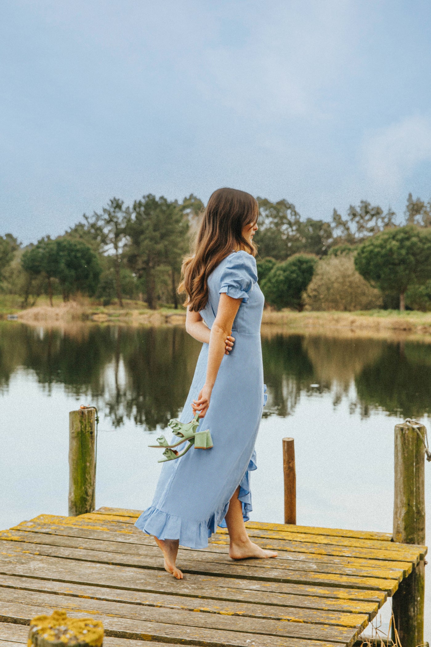 Sandálias de senhora com salto médio em tons pastel, verde, toupeira e azul