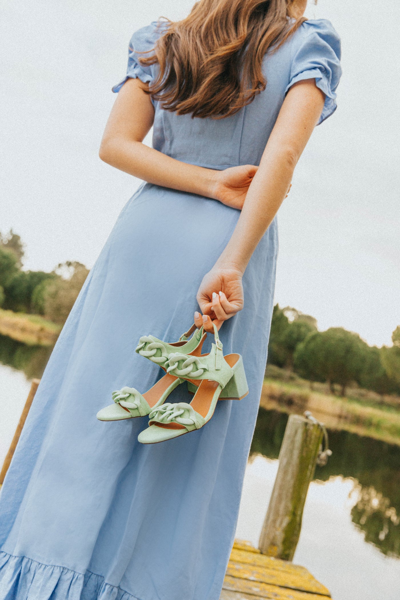 Sandálias de senhora com salto médio em tons pastel, verde, toupeira e azul