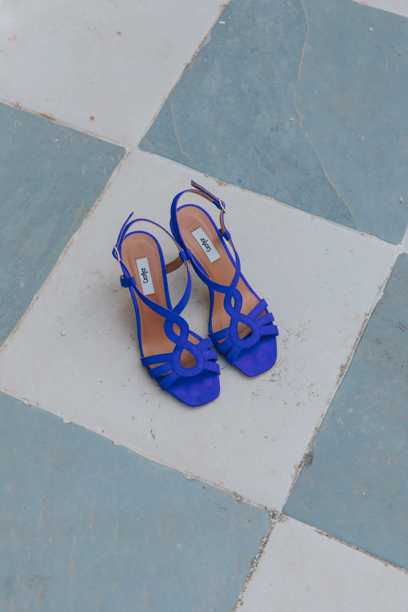 Sandálias de cerimónia, para festa, em camurça de salto alto. Fushia e azul eléctrico