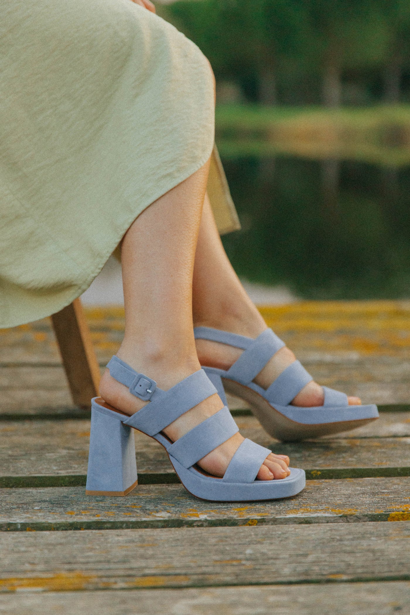 Sandálias de salto alto de senhora em camurça bege, preta e azul claro