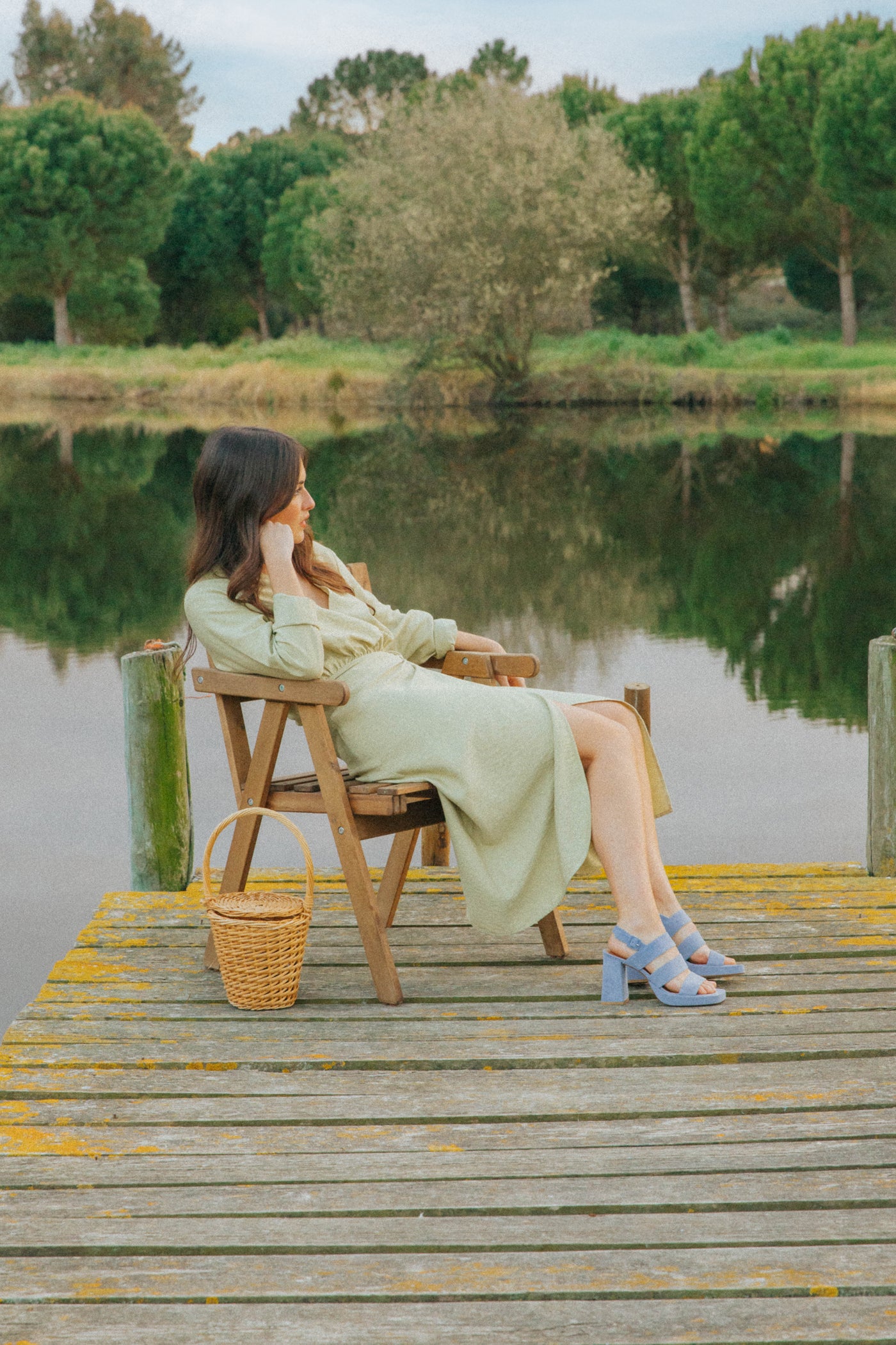 Sandálias de salto alto de senhora em camurça bege, preta e azul claro
