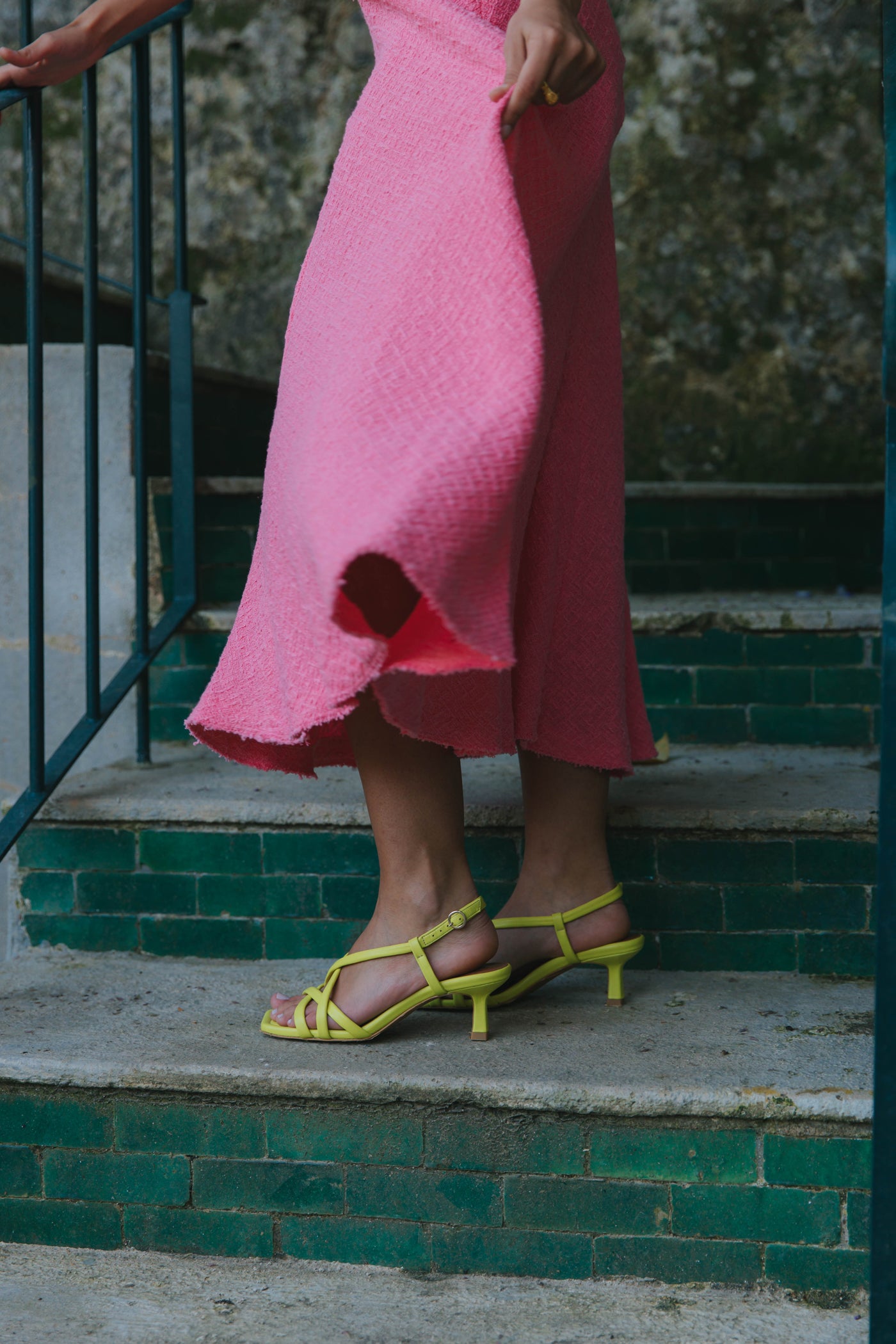 Sandálias de senhora coleção de verão, salto médio em pele amarela