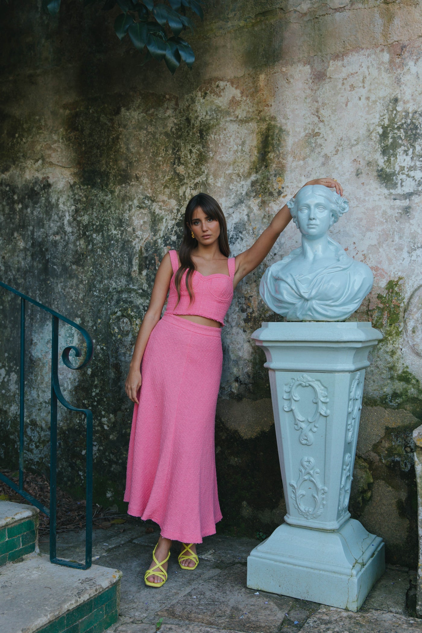Sandálias de senhora coleção de verão, salto médio em pele amarela