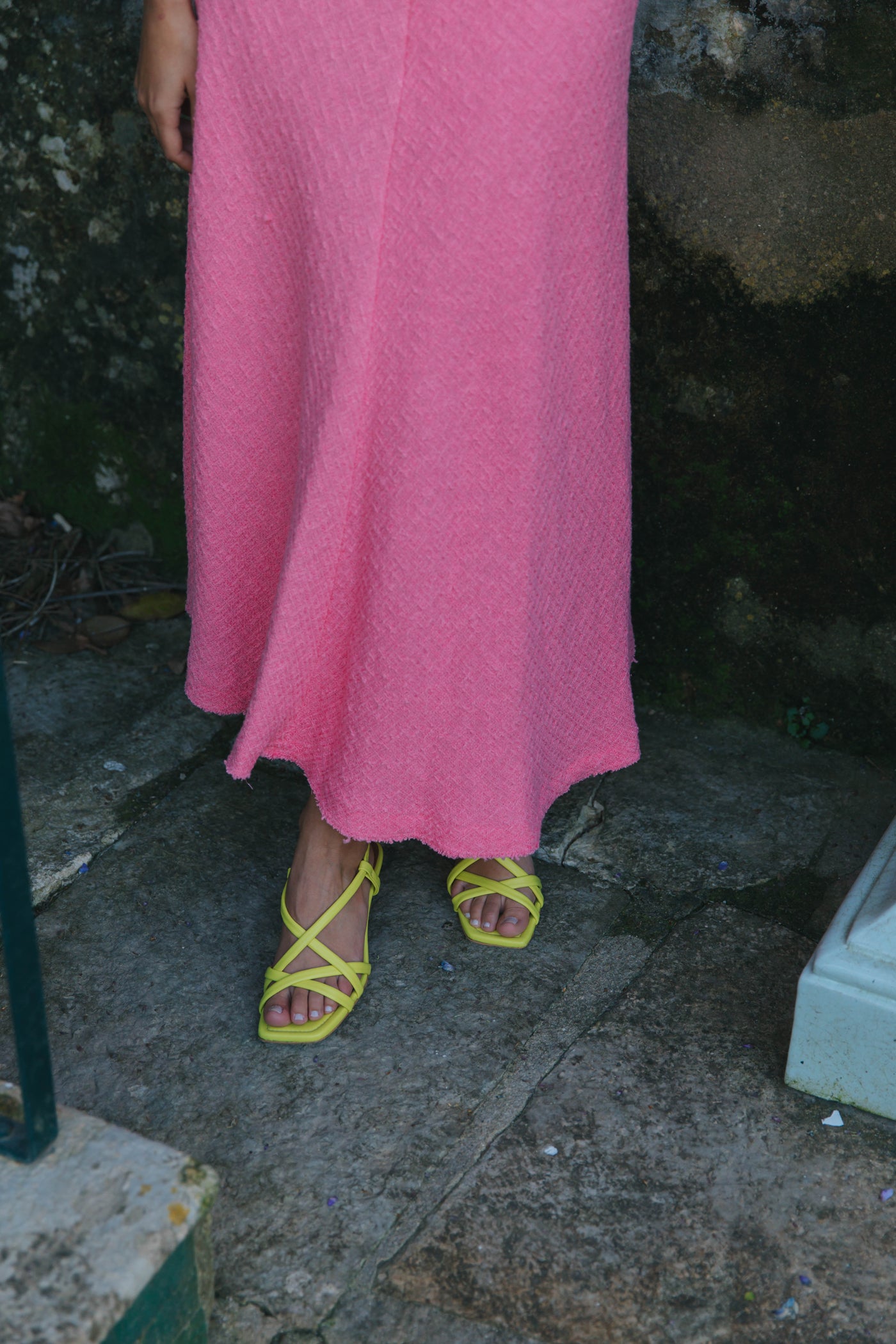 Sandálias de senhora coleção de verão, salto médio em pele amarela