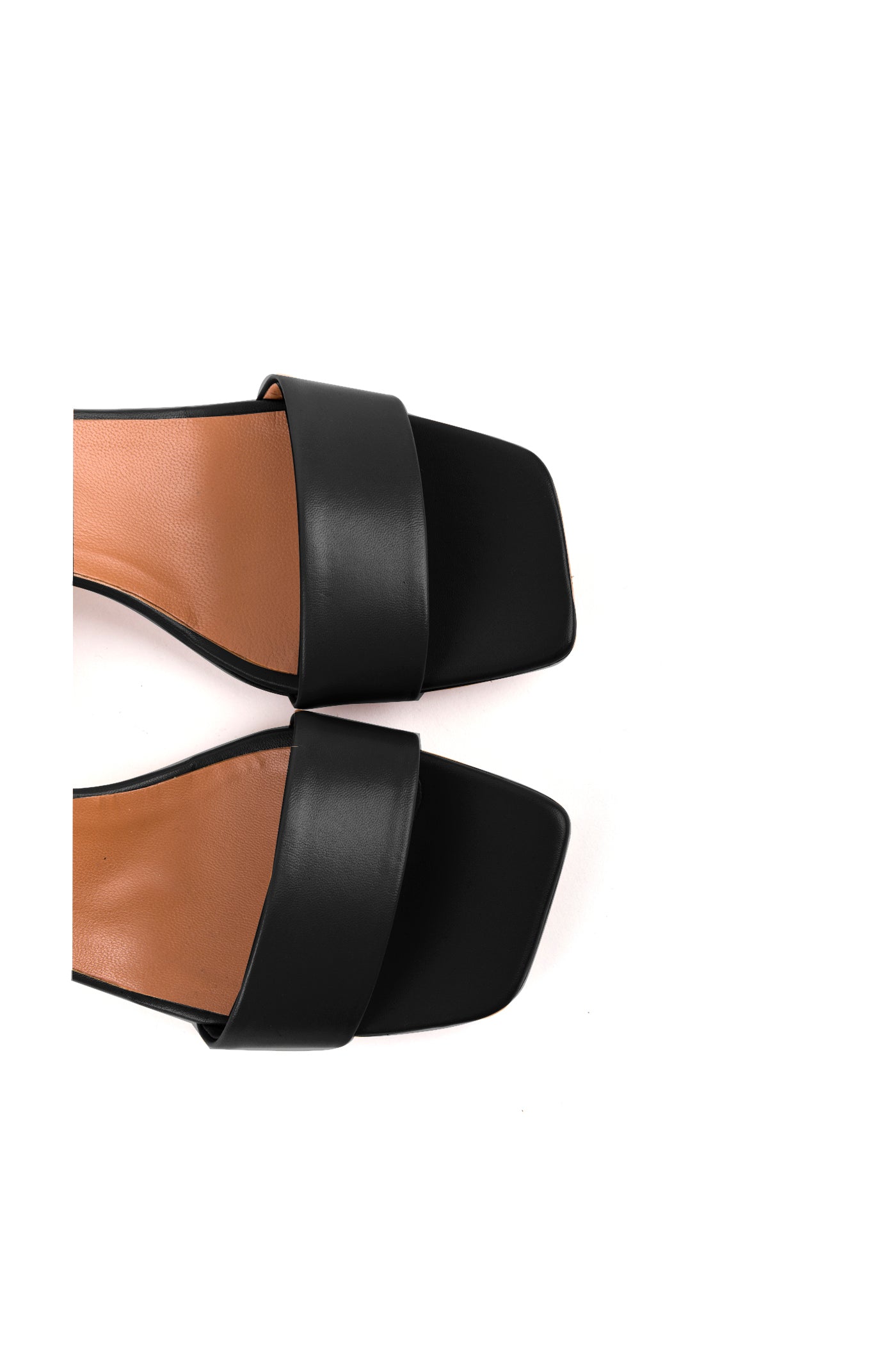 Sandálias de senhora kitten heel em pele com tiras cruzadas no tornozelo e fivela ajustável. Disponíveis em prerto, toupeira, verde e rosa