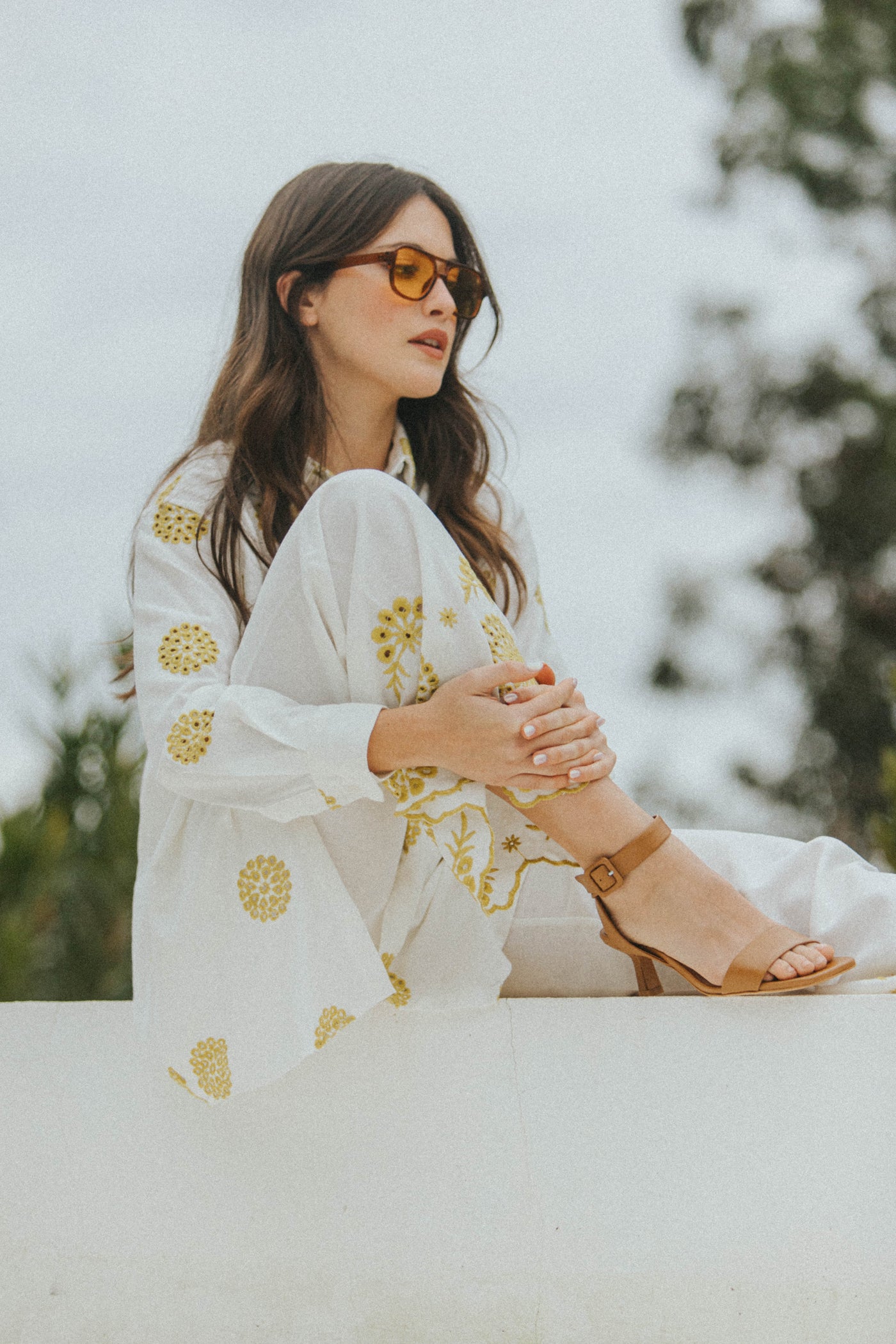 Sandálias de senhora kitten heel em pele com tiras cruzadas no tornozelo e fivela ajustável. Disponíveis em prerto, toupeira, verde e rosa