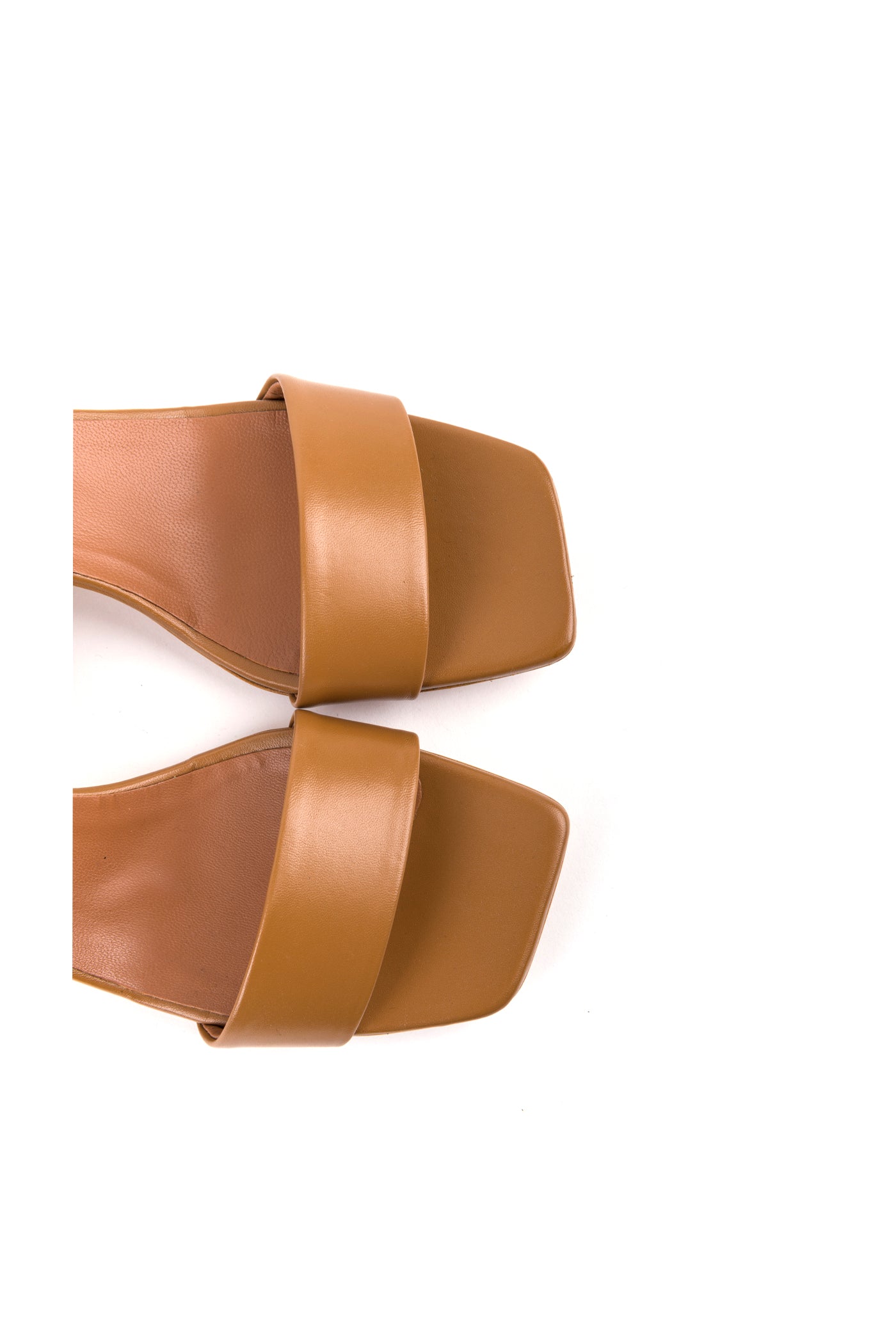 Sandálias de senhora kitten heel em pele com tiras cruzadas no tornozelo e fivela ajustável. Disponíveis em prerto, toupeira, verde e rosa