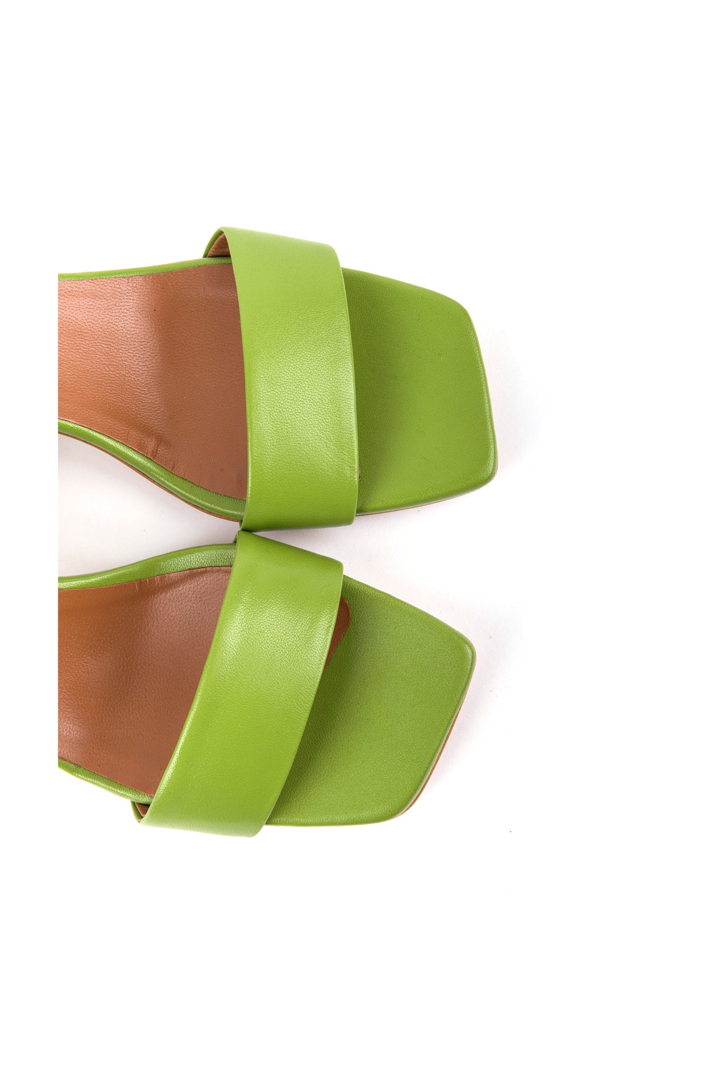 Sandálias de senhora kitten heel em pele com tiras cruzadas no tornozelo e fivela ajustável. Disponíveis em prerto, toupeira, verde e rosa