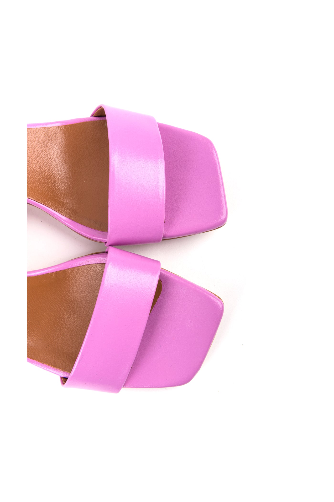 Sandálias de senhora kitten heel em pele com tiras cruzadas no tornozelo e fivela ajustável. Disponíveis em prerto, toupeira, verde e rosa