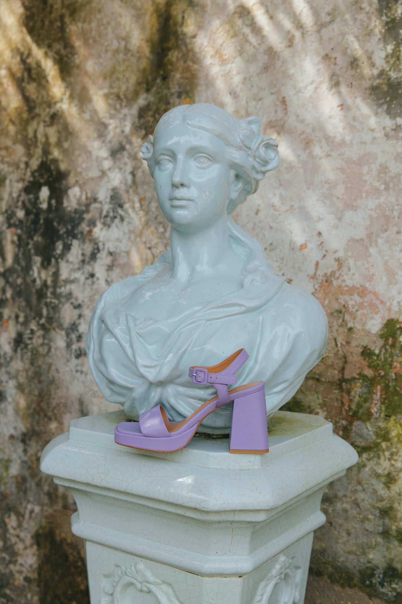 Sandalias de plataforma com salto alto em pele lilás, rosa e verde água.