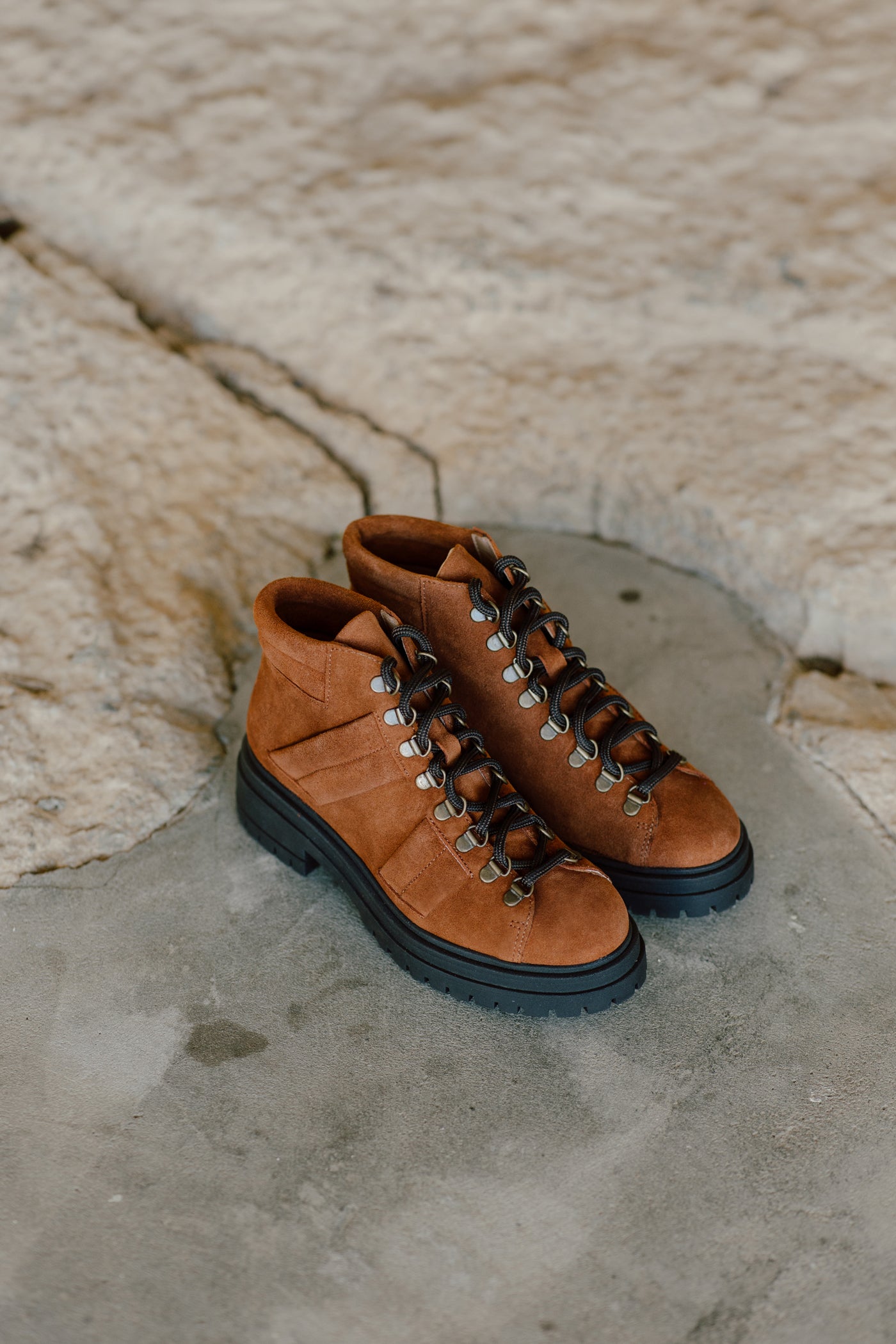 Botins estilo montanha em croute com atacadores