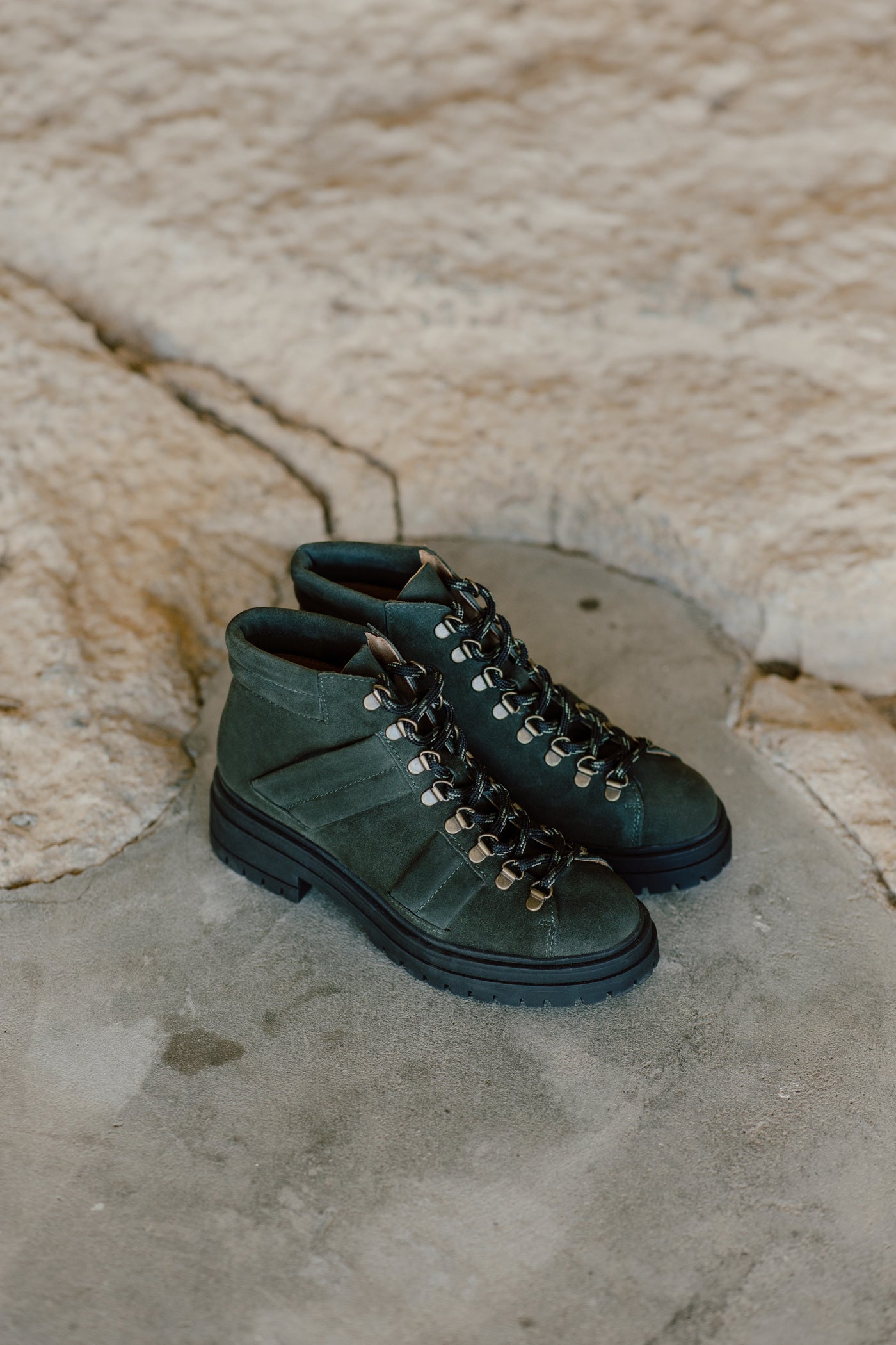 Botins estilo montanha em croute com atacadores