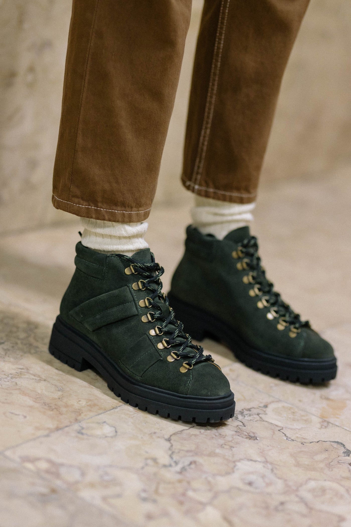 Botins estilo montanha em croute com atacadores