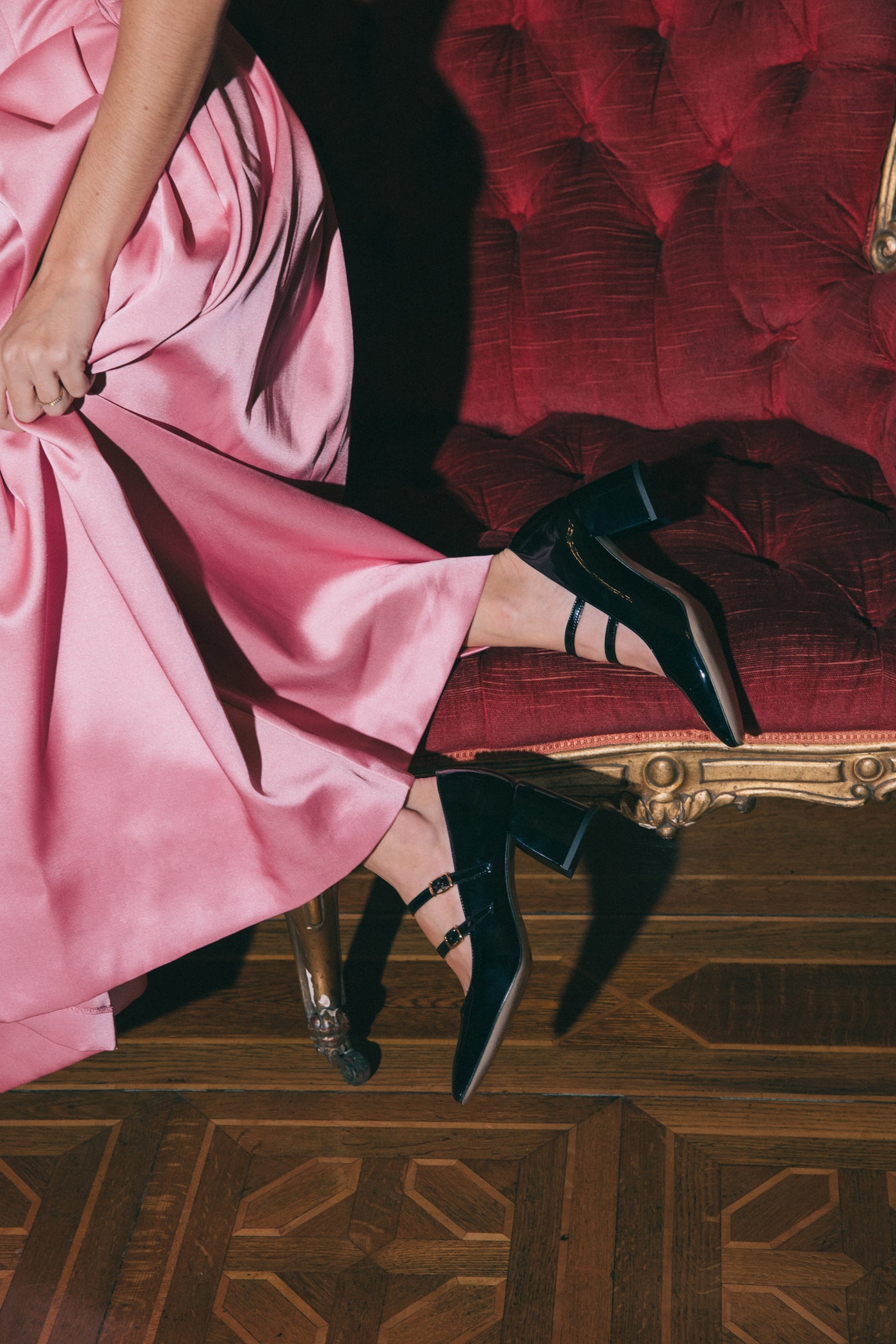 Sapatos Mary Jane de salto alto médio em verniz com 2 fivelas