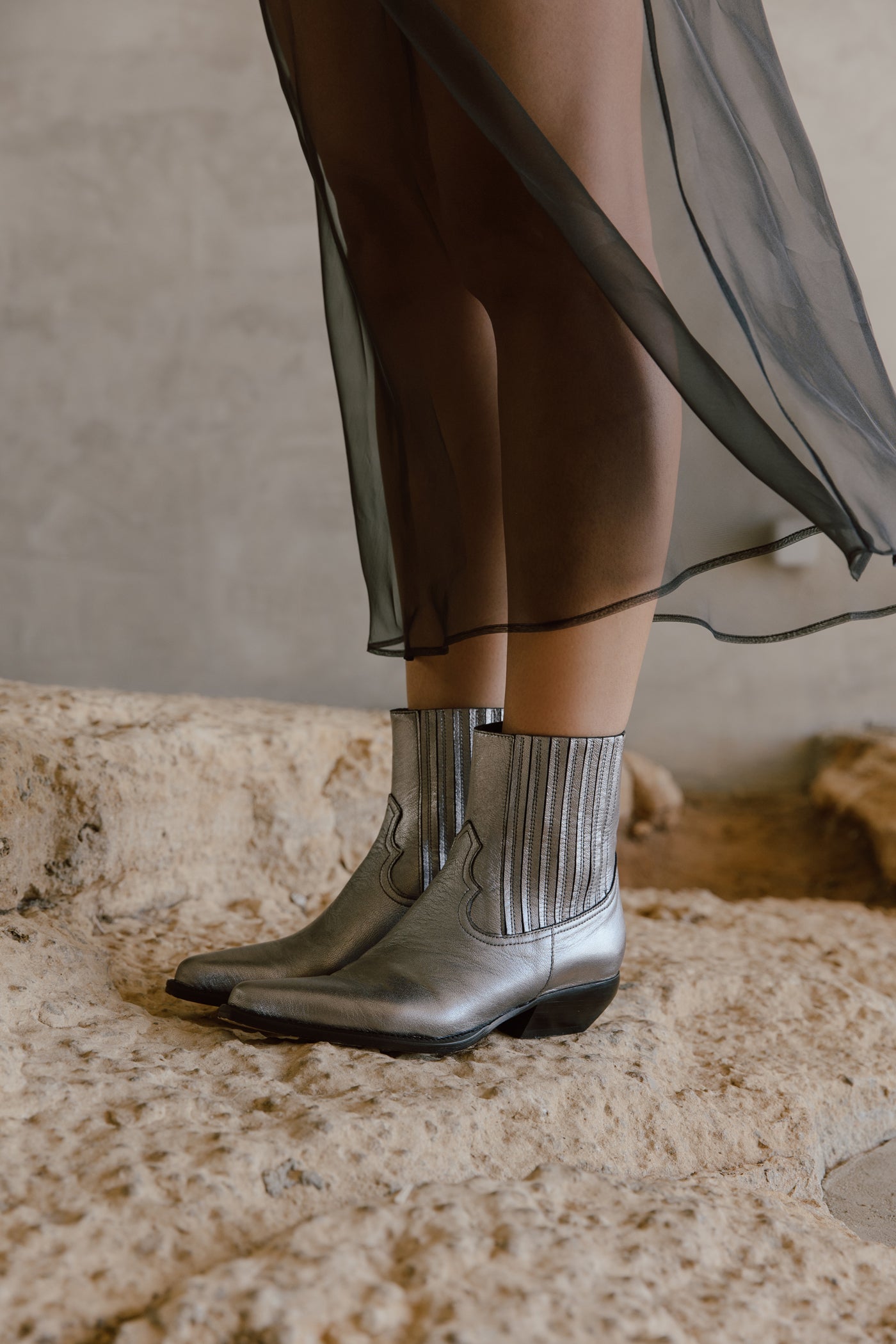 Botins texanos em pele metalizada prata de salto médio.