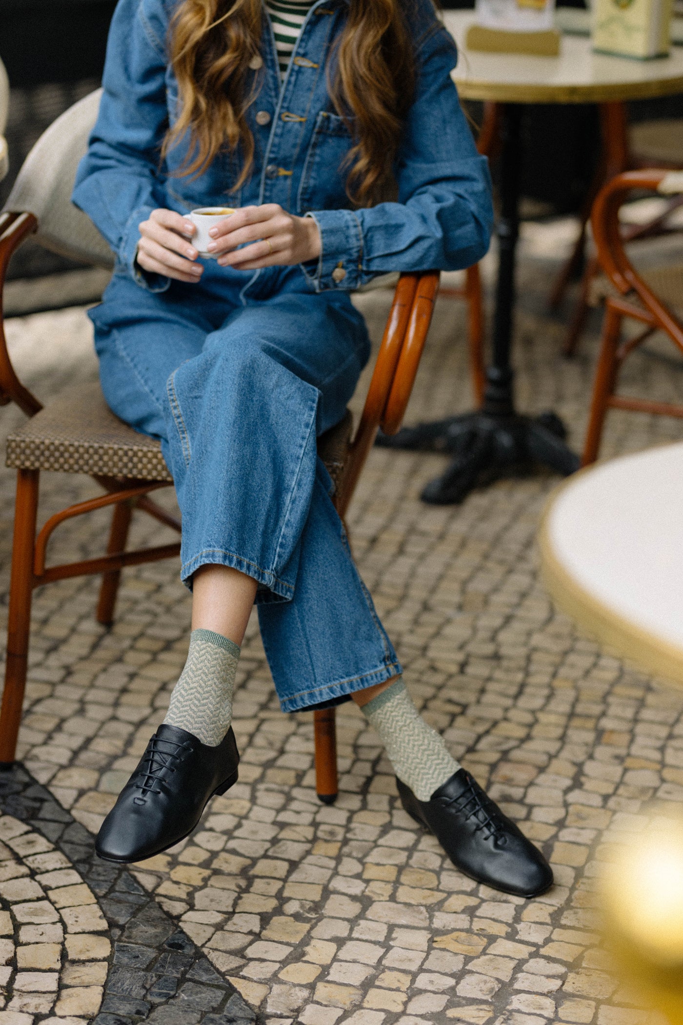 Sapatos rasos confortáveis em pele com atacadores em preto e camel