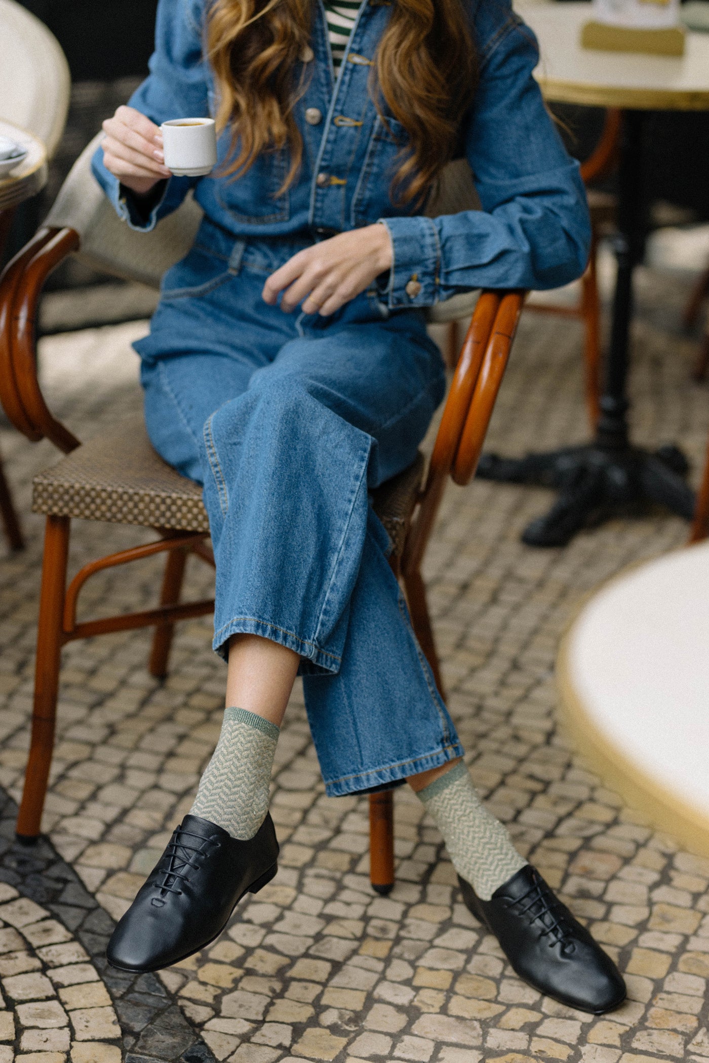 Sapatos rasos confortáveis em pele com atacadores em preto e camel