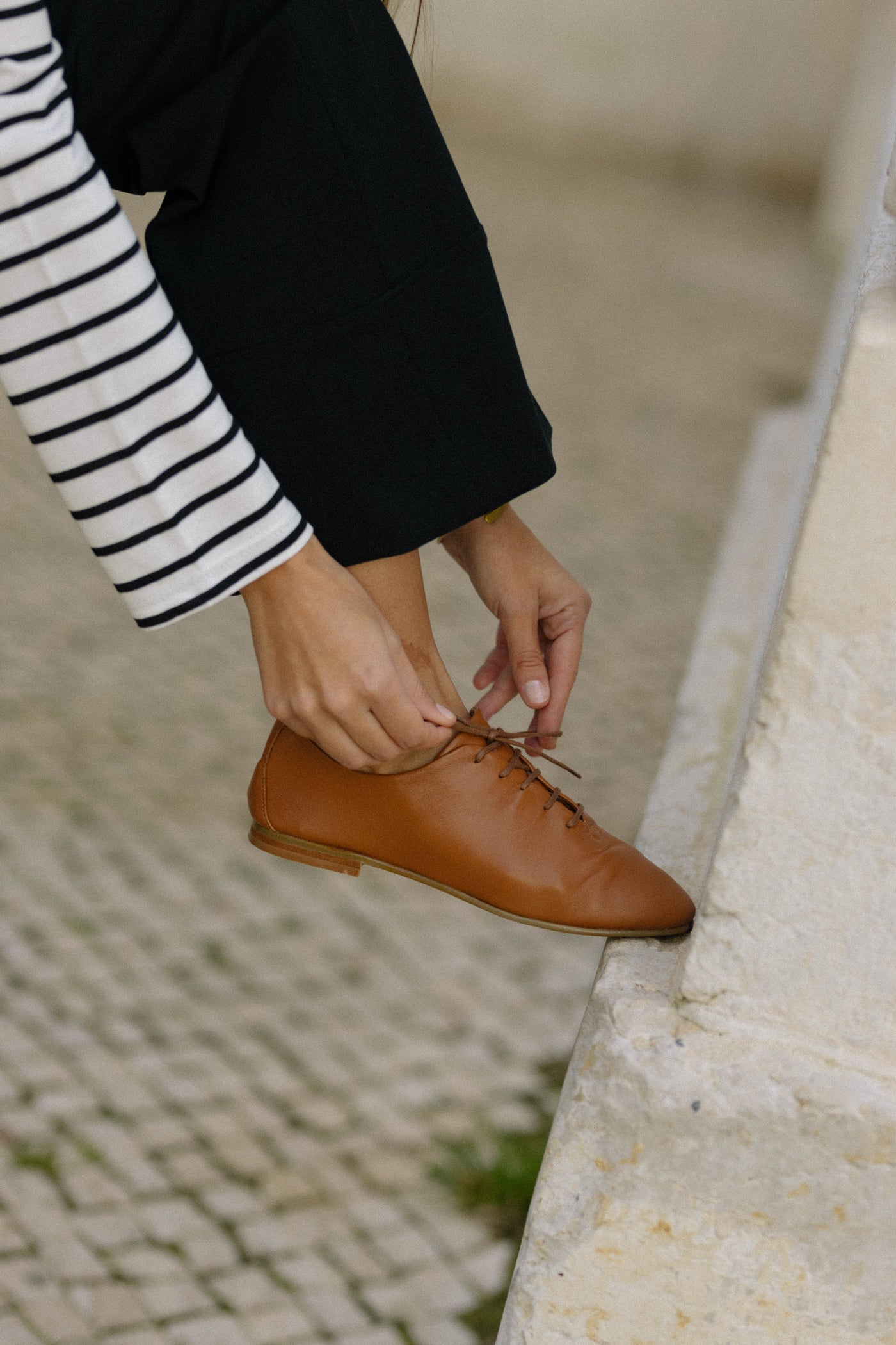 Sapatos rasos confortáveis em pele com atacadores em preto e camel