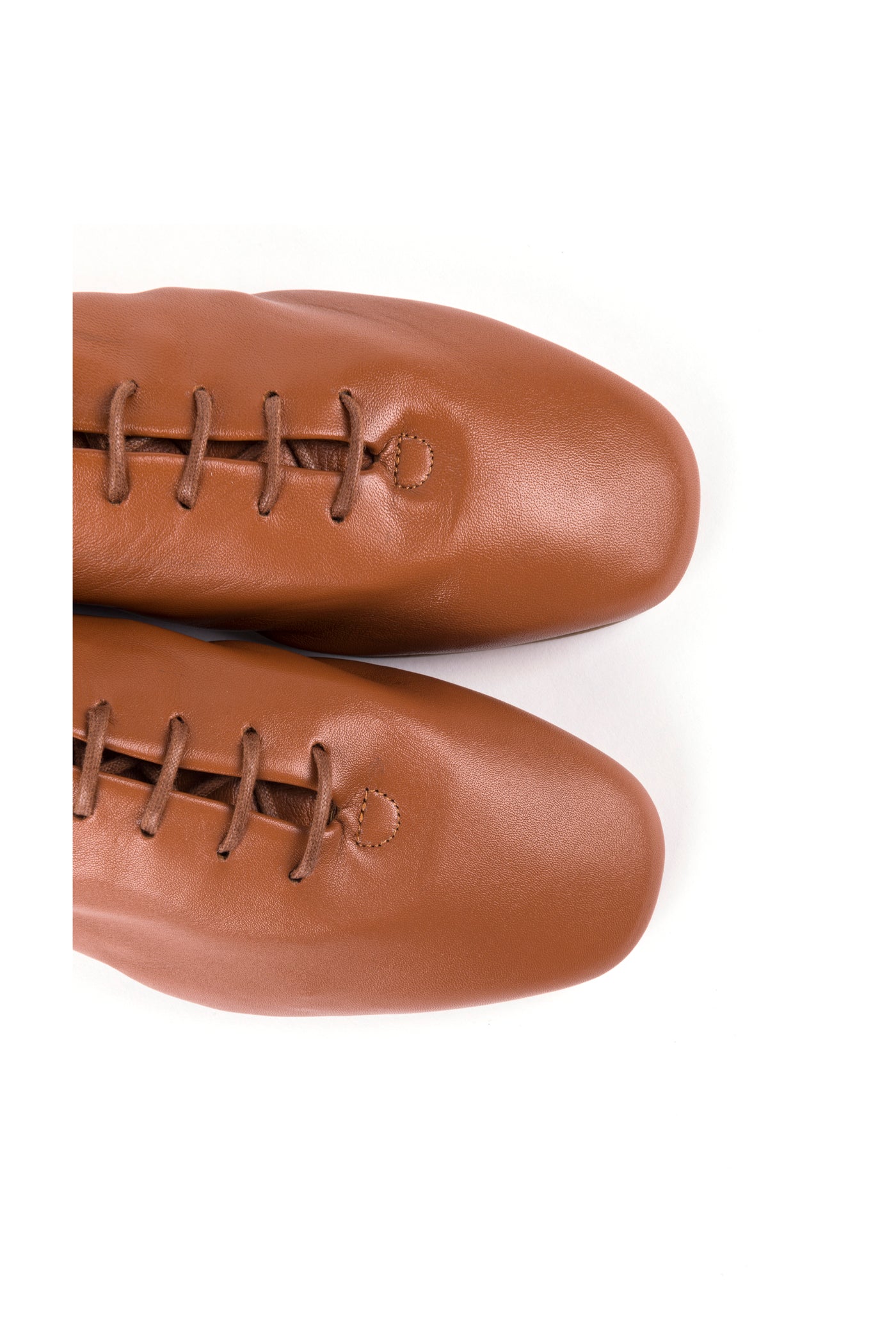 Sapatos rasos confortáveis em pele com atacadores em preto e camel